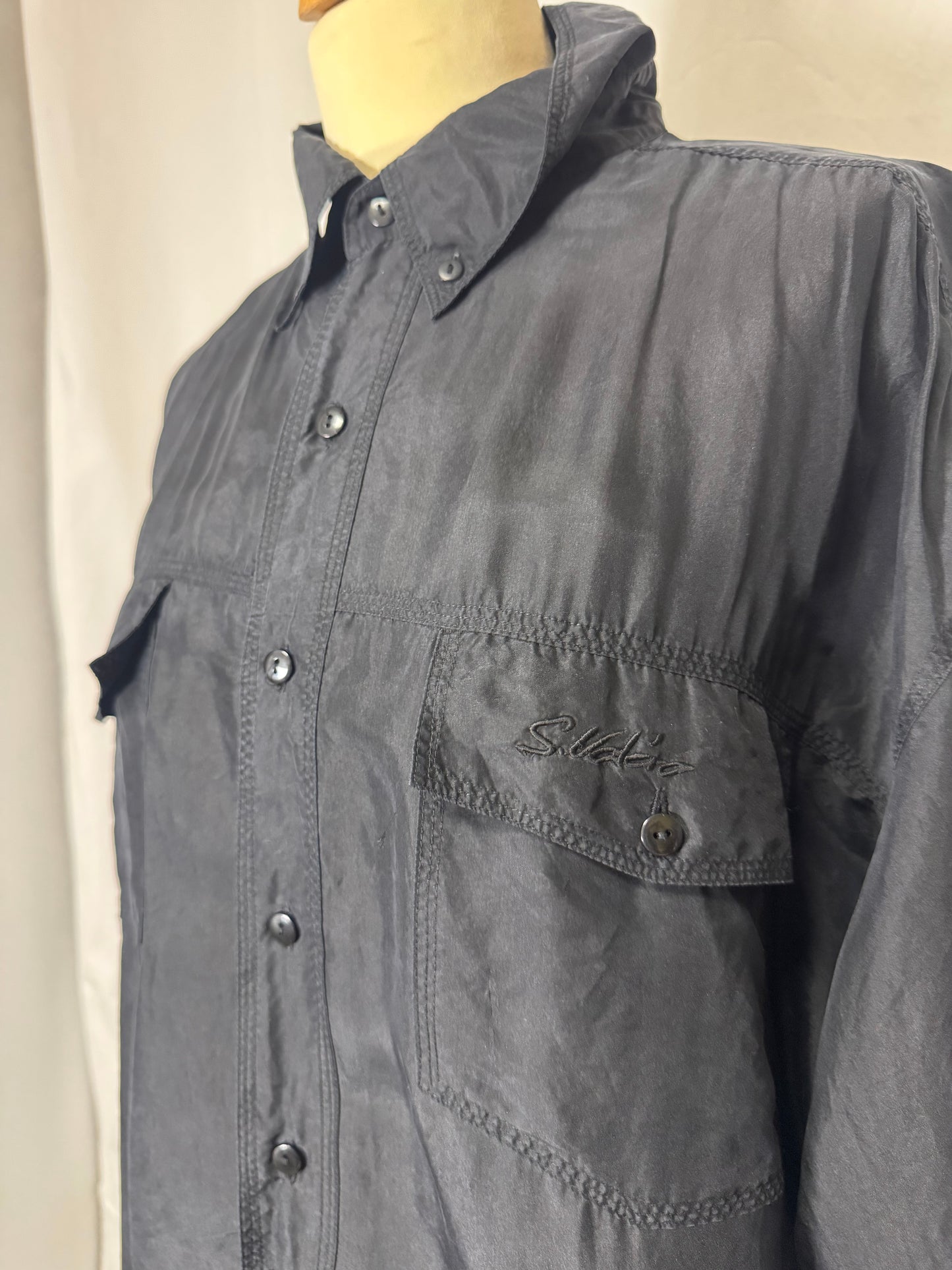 Chemise en soie noire