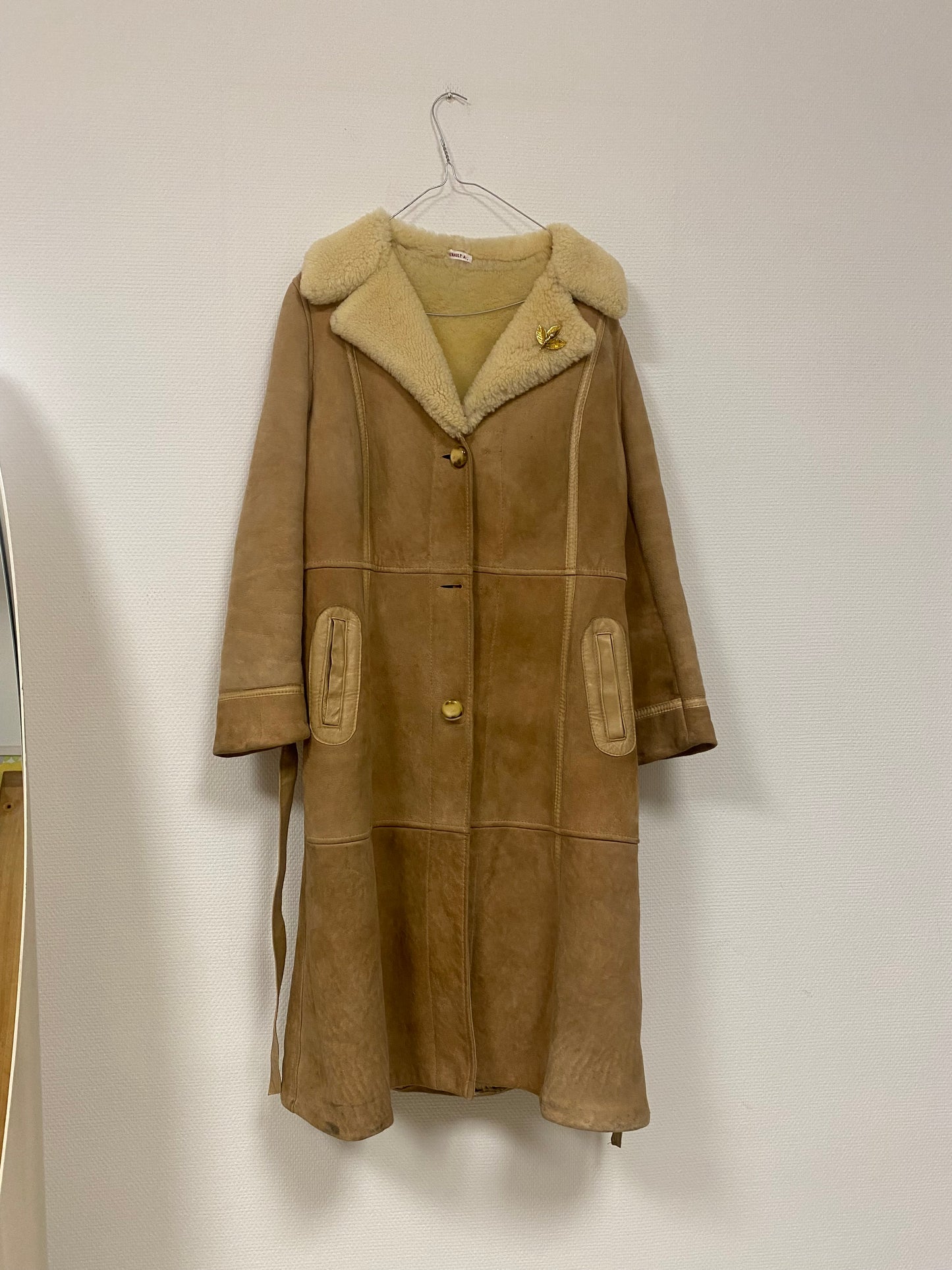 Manteau en peau lainée ceinturée