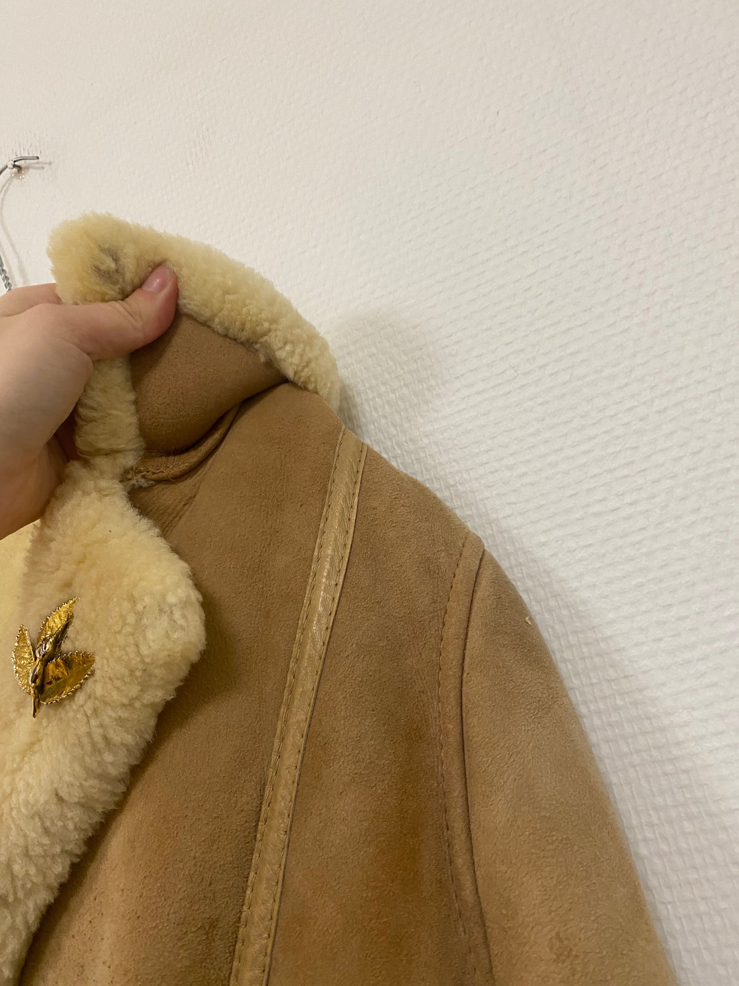 Manteau en peau lainée ceinturée