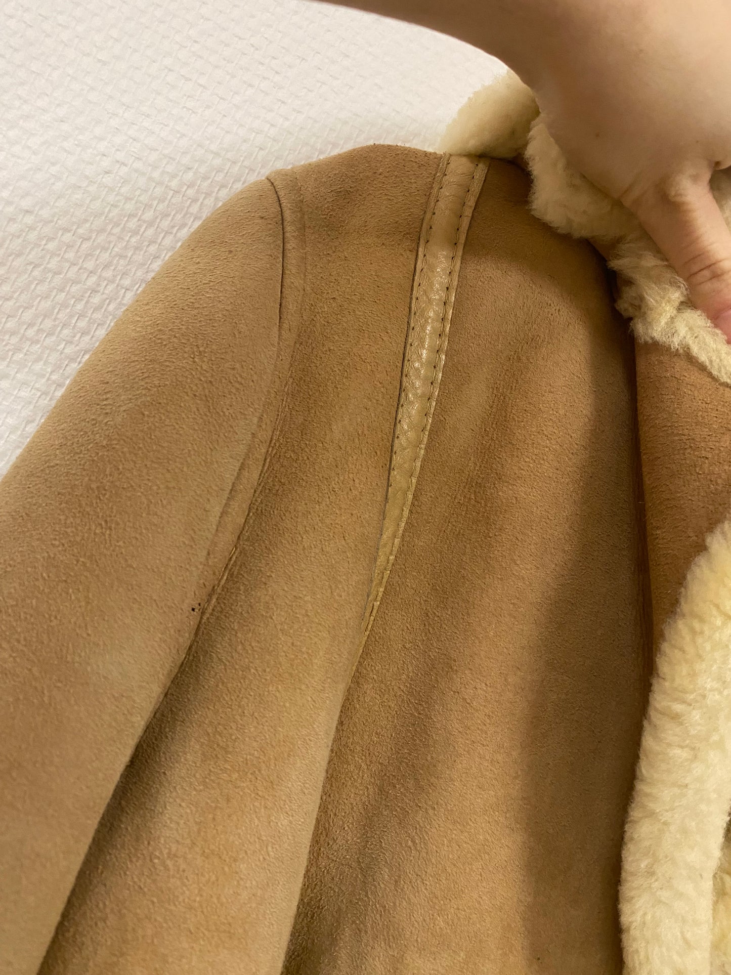 Manteau en peau lainée ceinturée