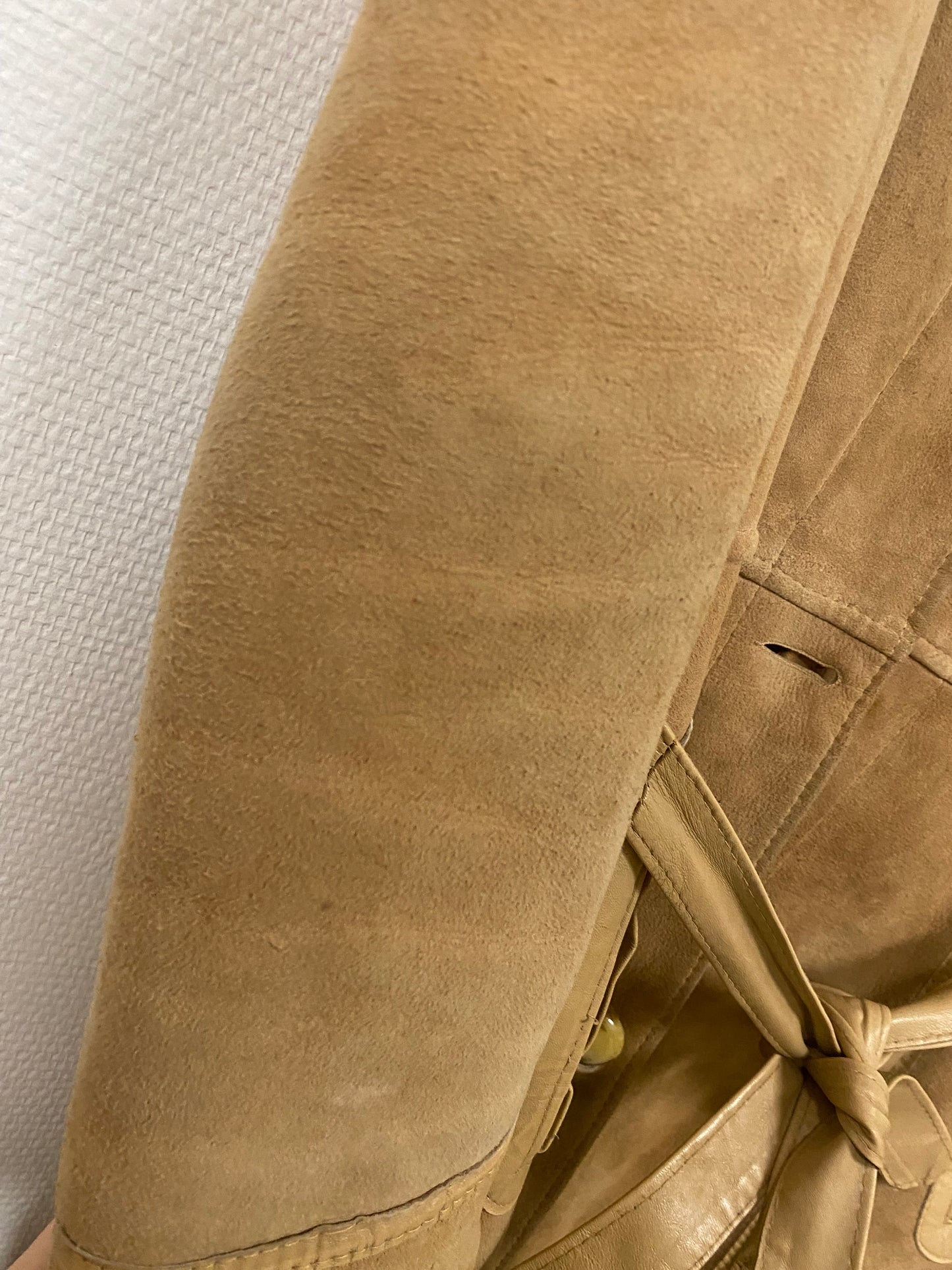 Manteau en peau lainée ceinturée