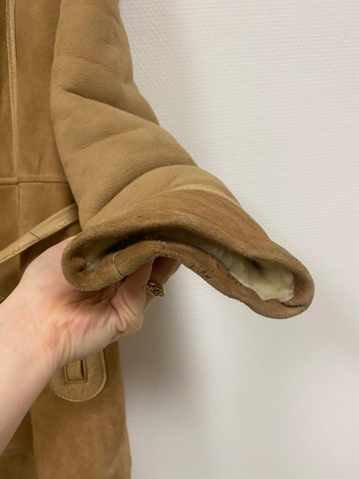 Manteau en peau lainée ceinturée