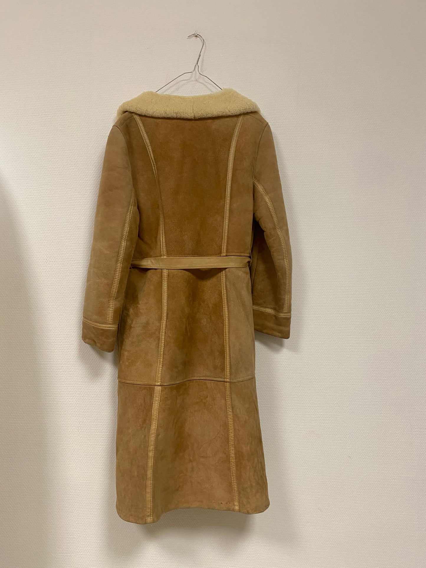 Manteau en peau lainée ceinturée