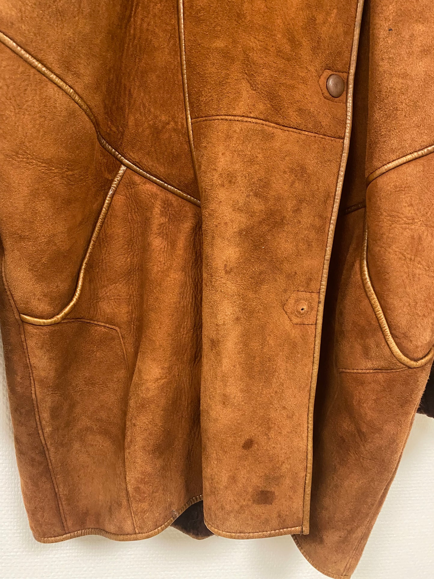Manteau en peau lainée mi long