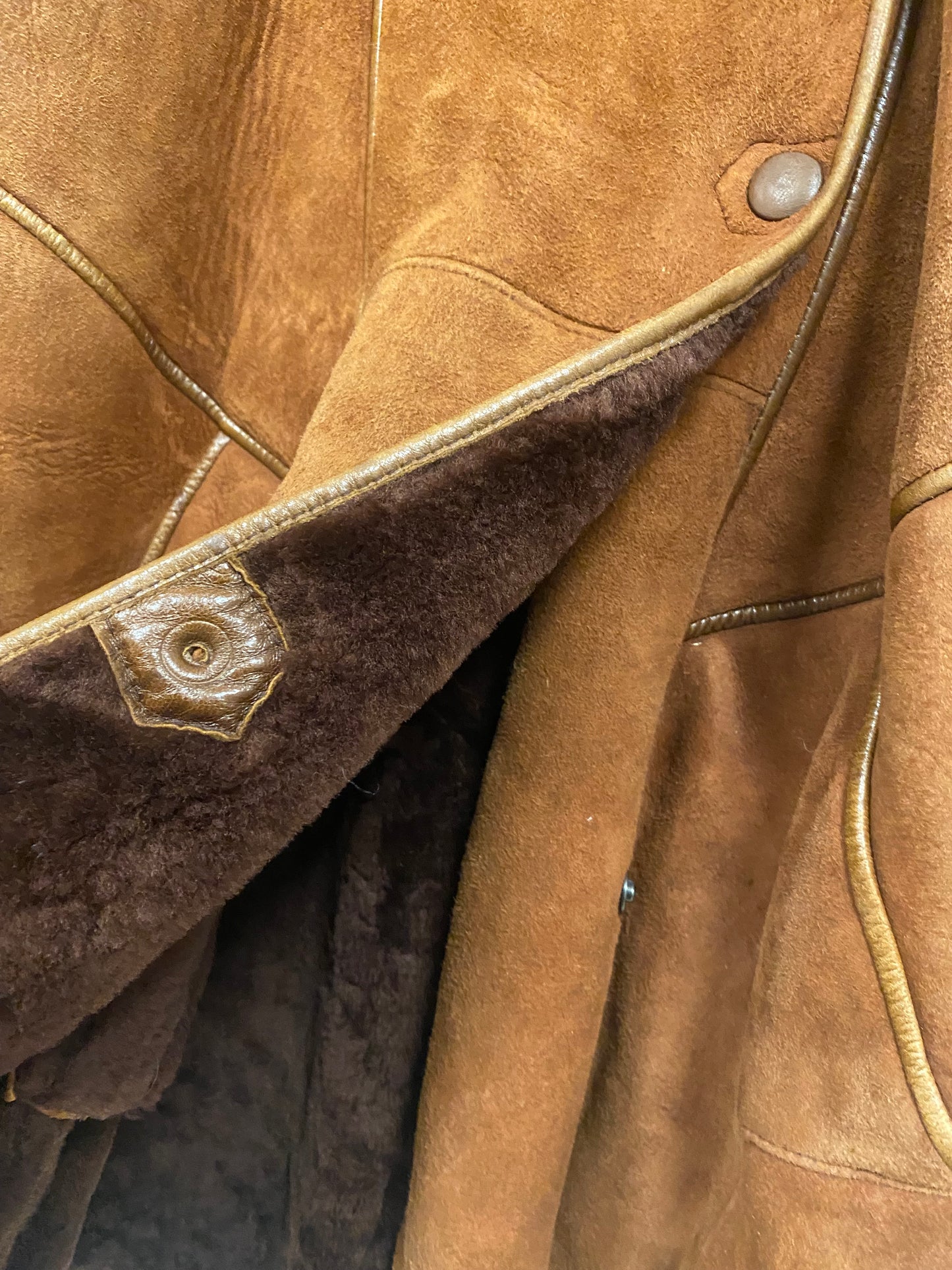 Manteau en peau lainée mi long