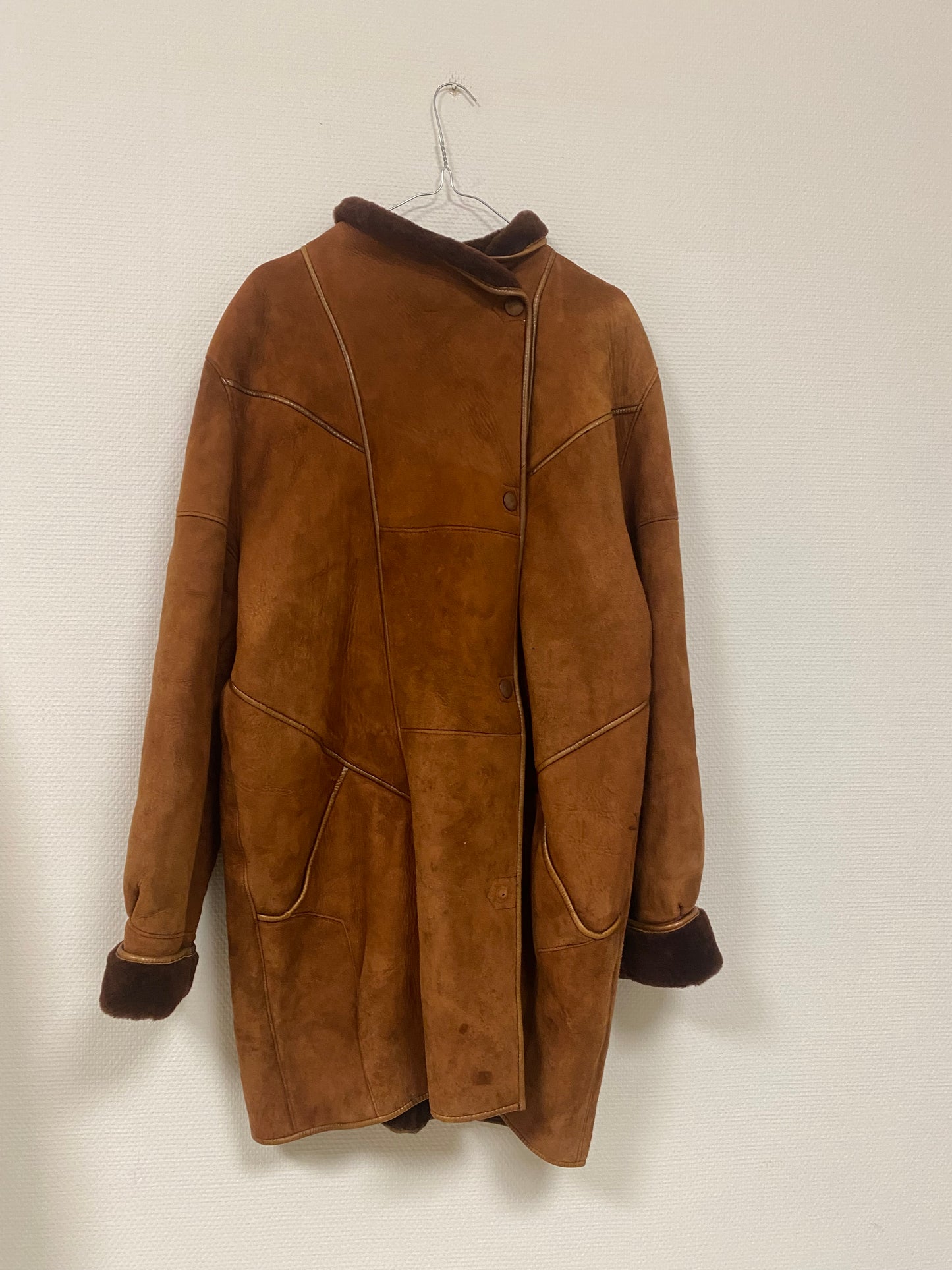 Manteau en peau lainée mi long