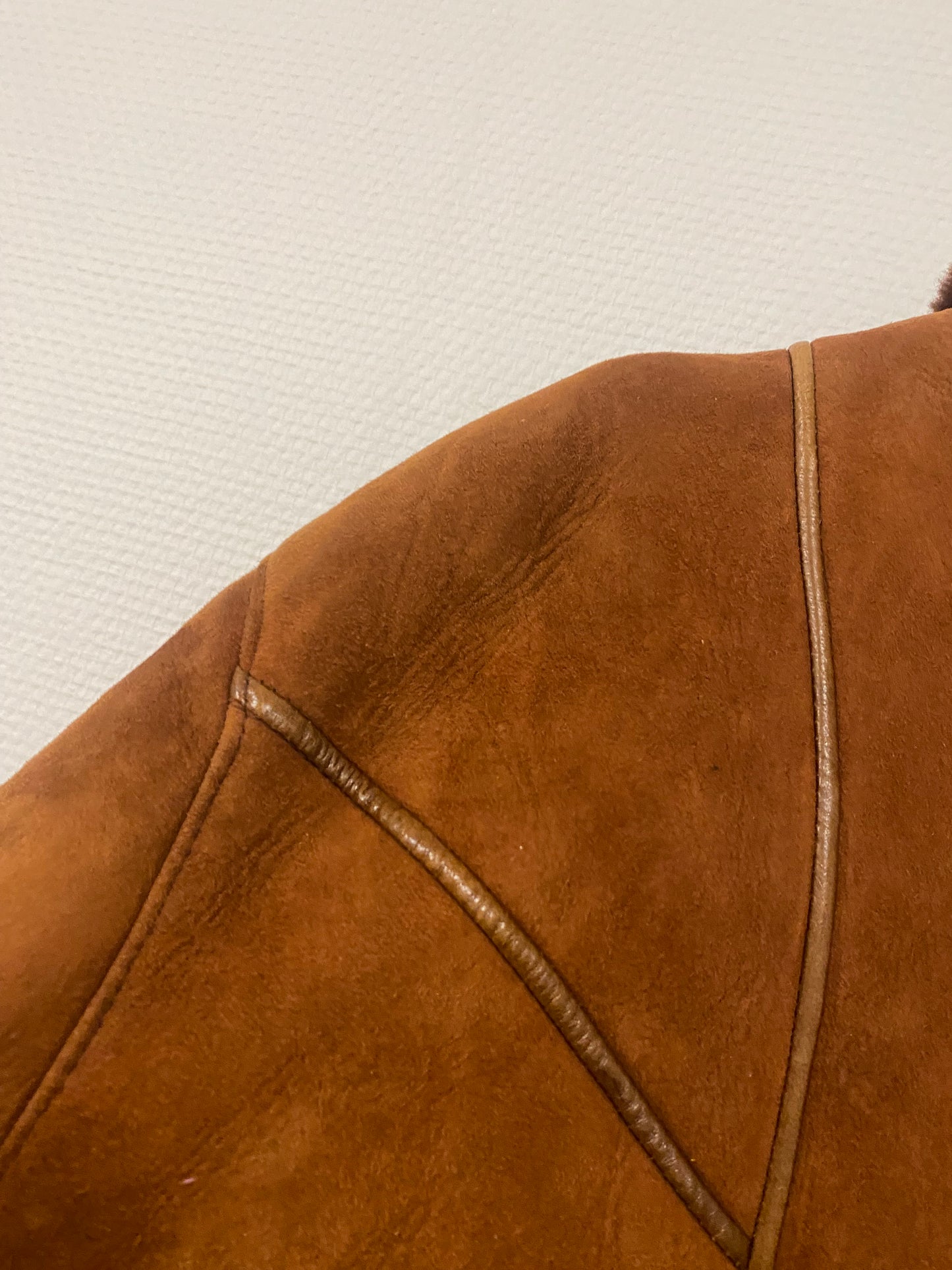 Manteau en peau lainée mi long