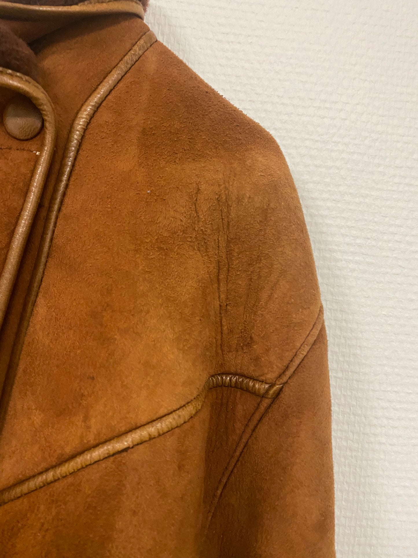 Manteau en peau lainée mi long