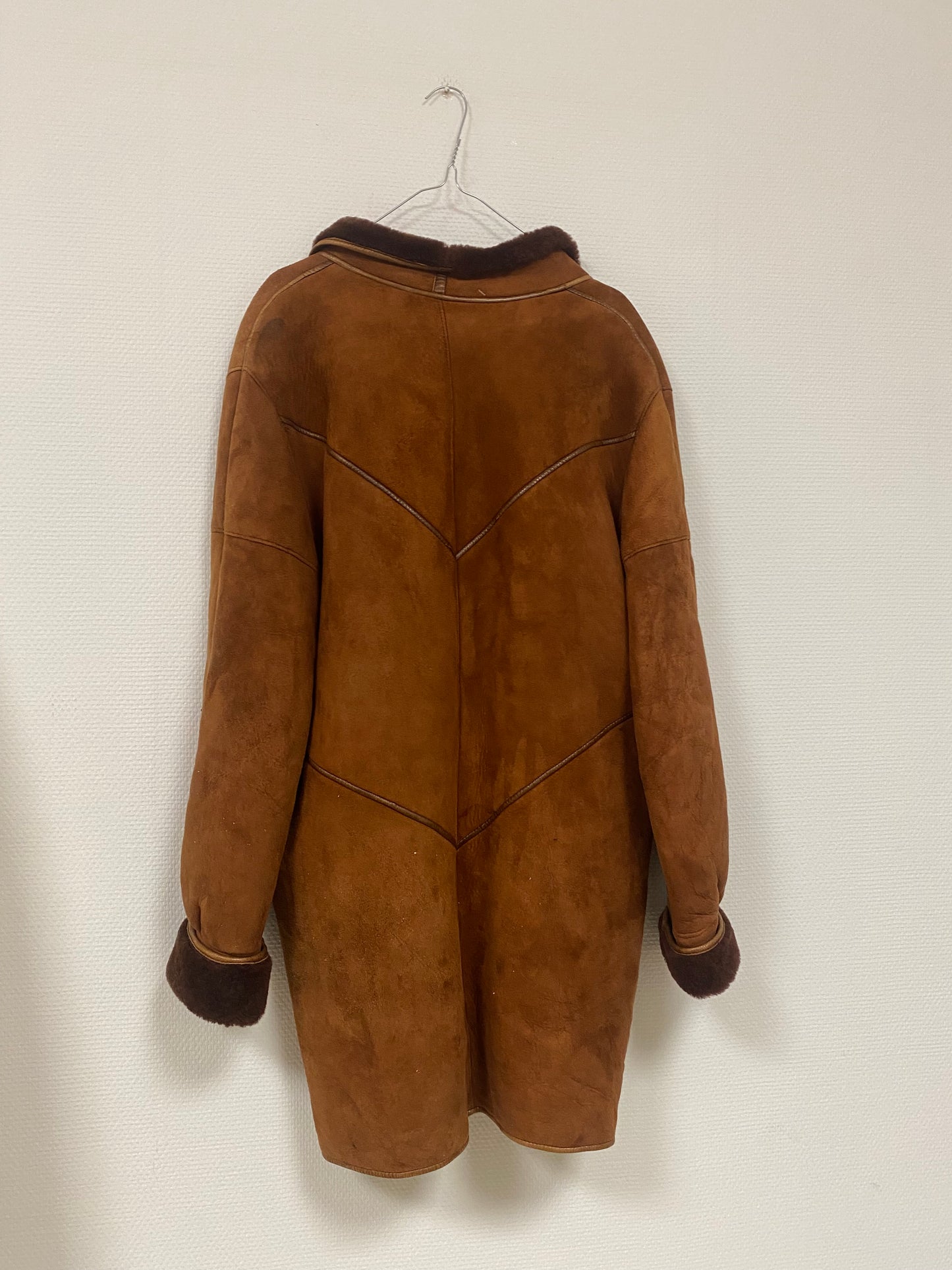 Manteau en peau lainée mi long