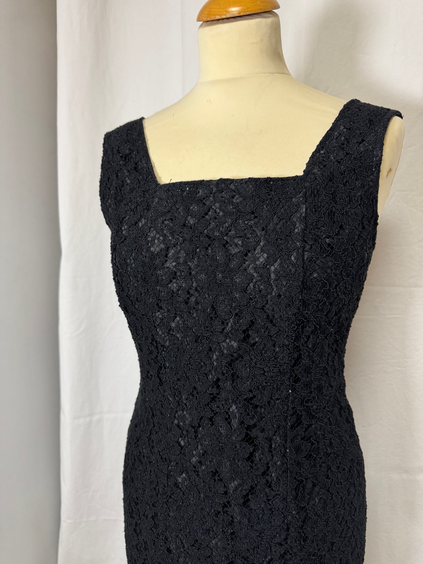Robe courte en dentelle
