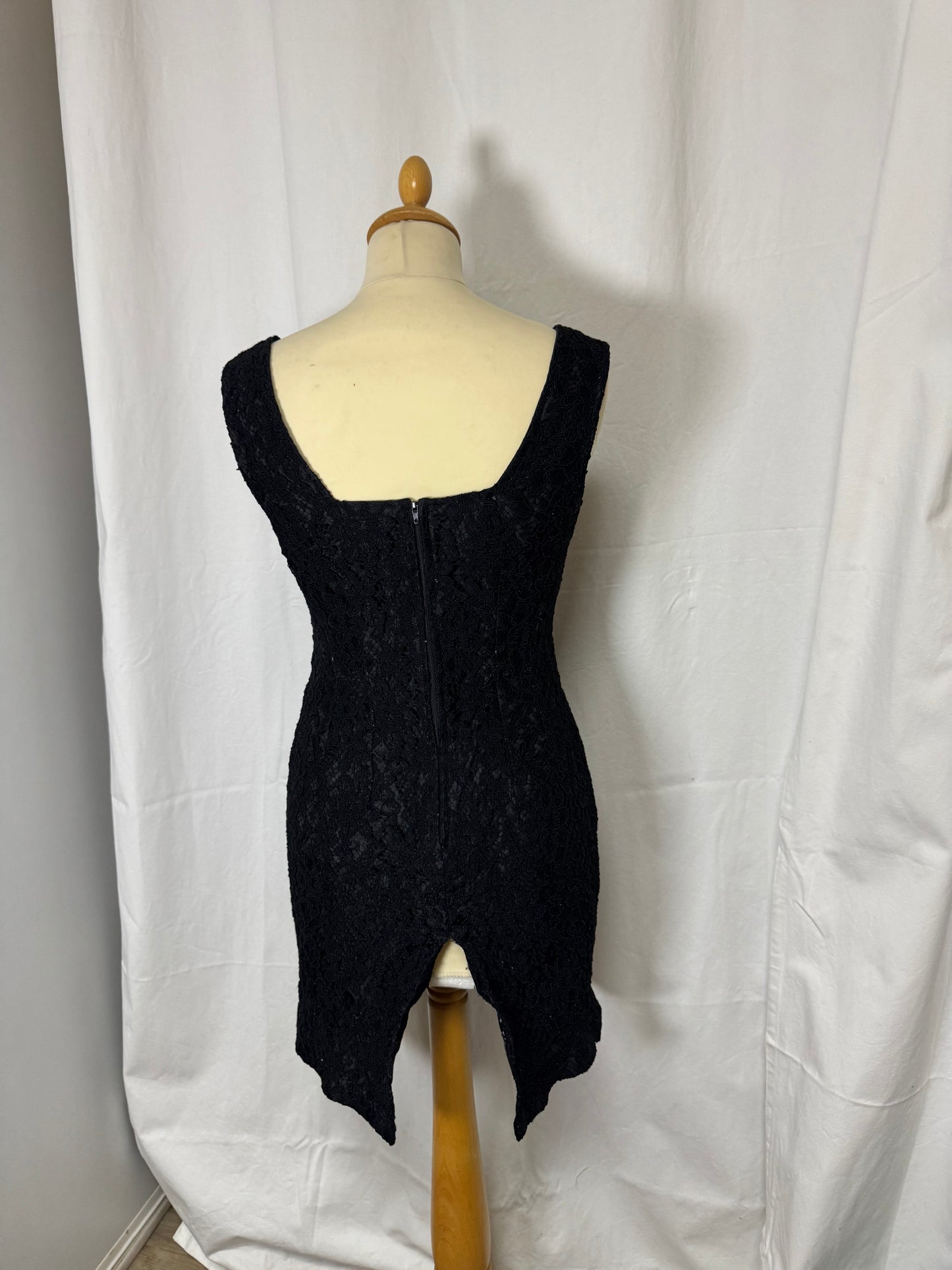 Robe courte en dentelle