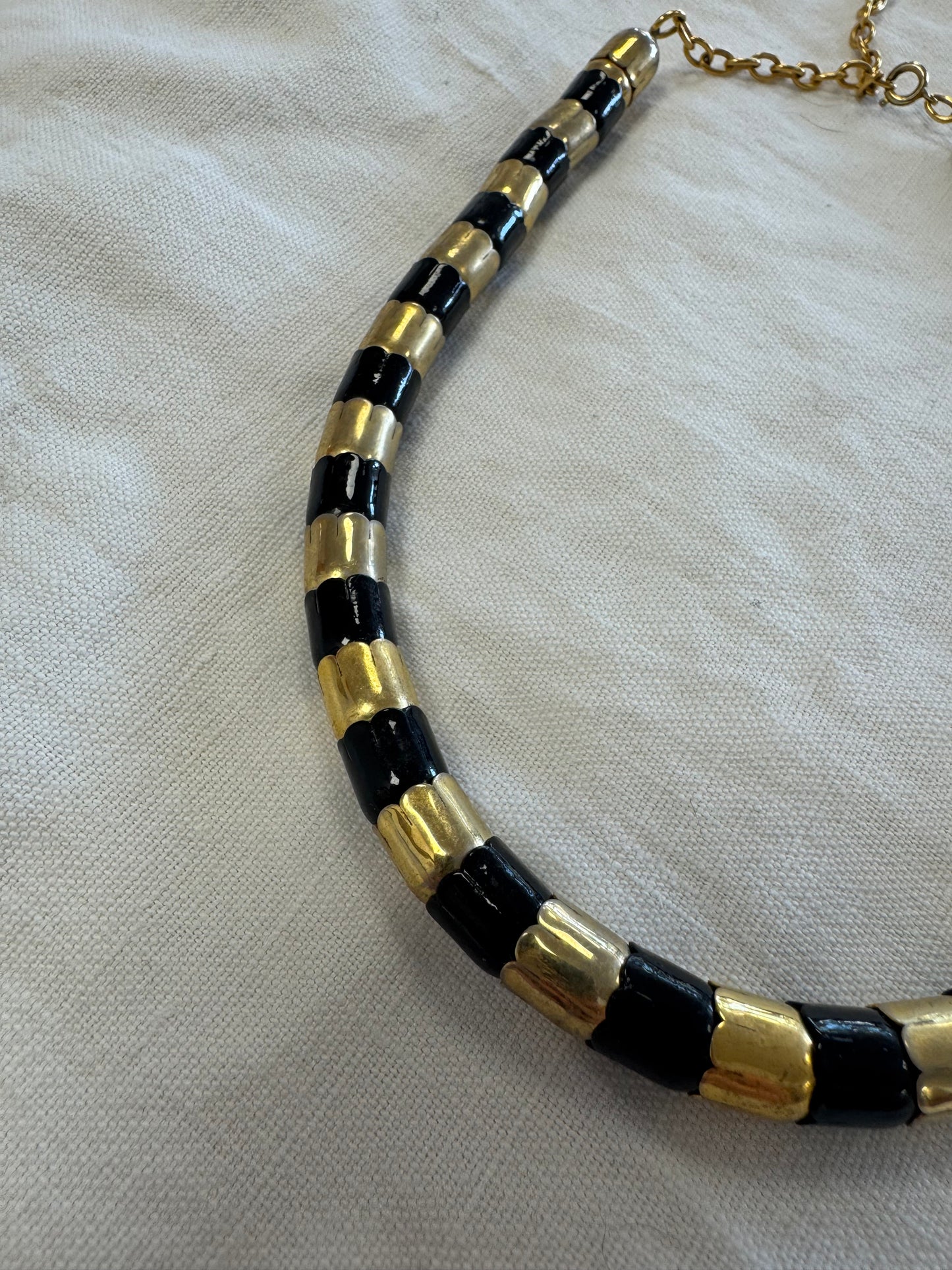 Collier noir et doré