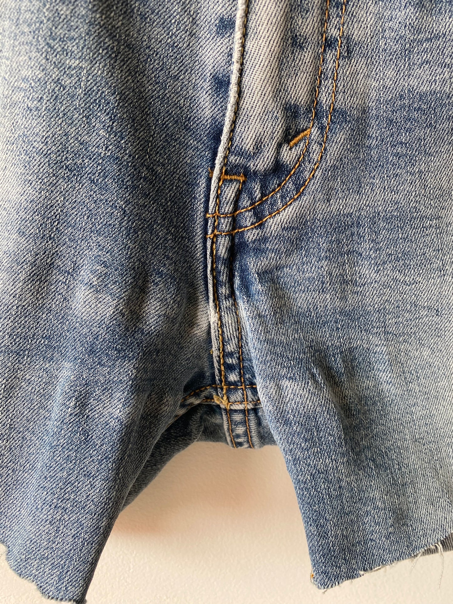 Short levis
