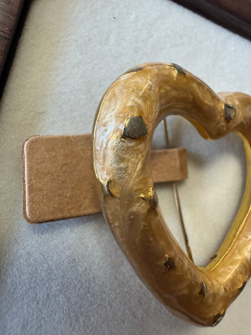 Broche en métal coeur