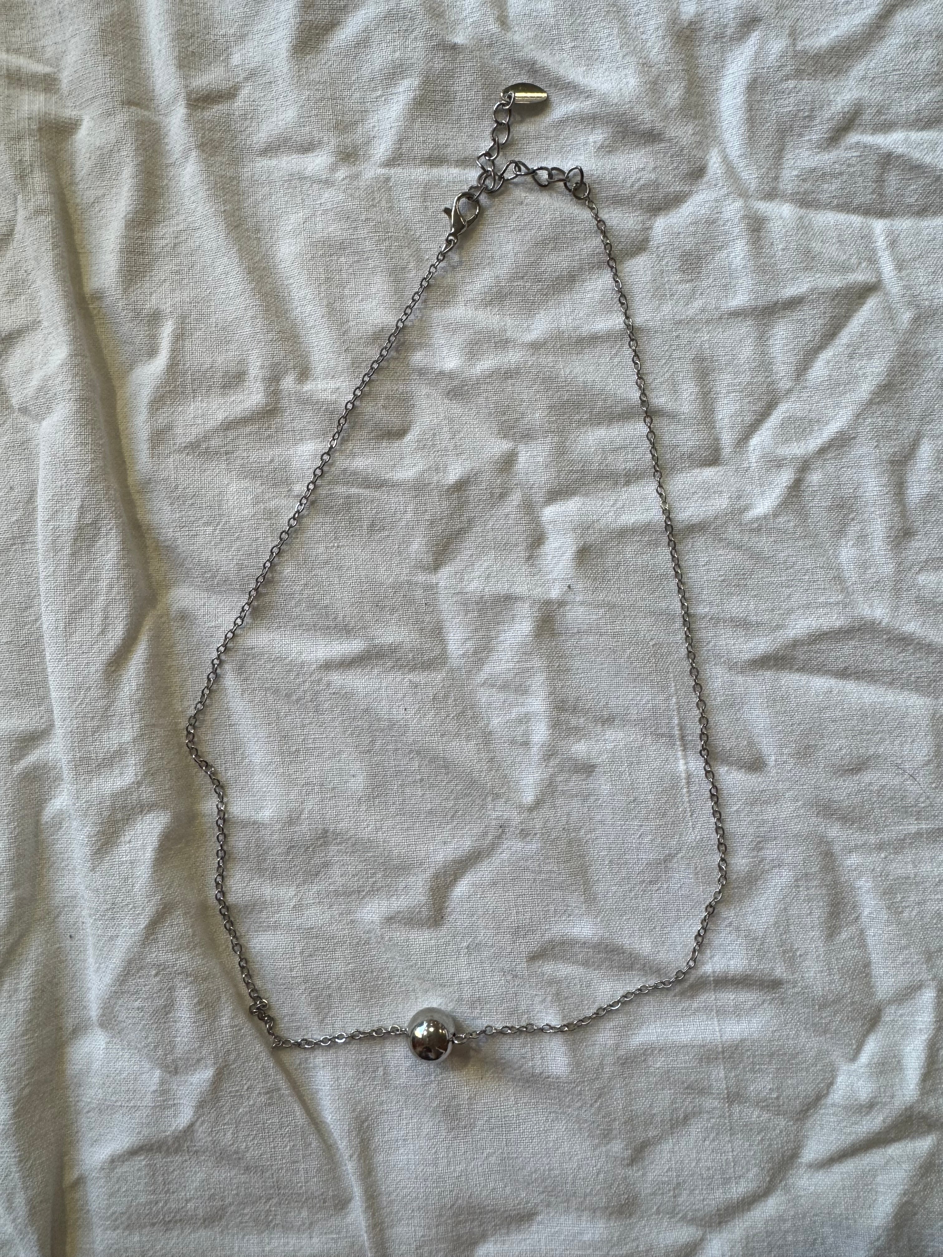 Collier en métal argenté