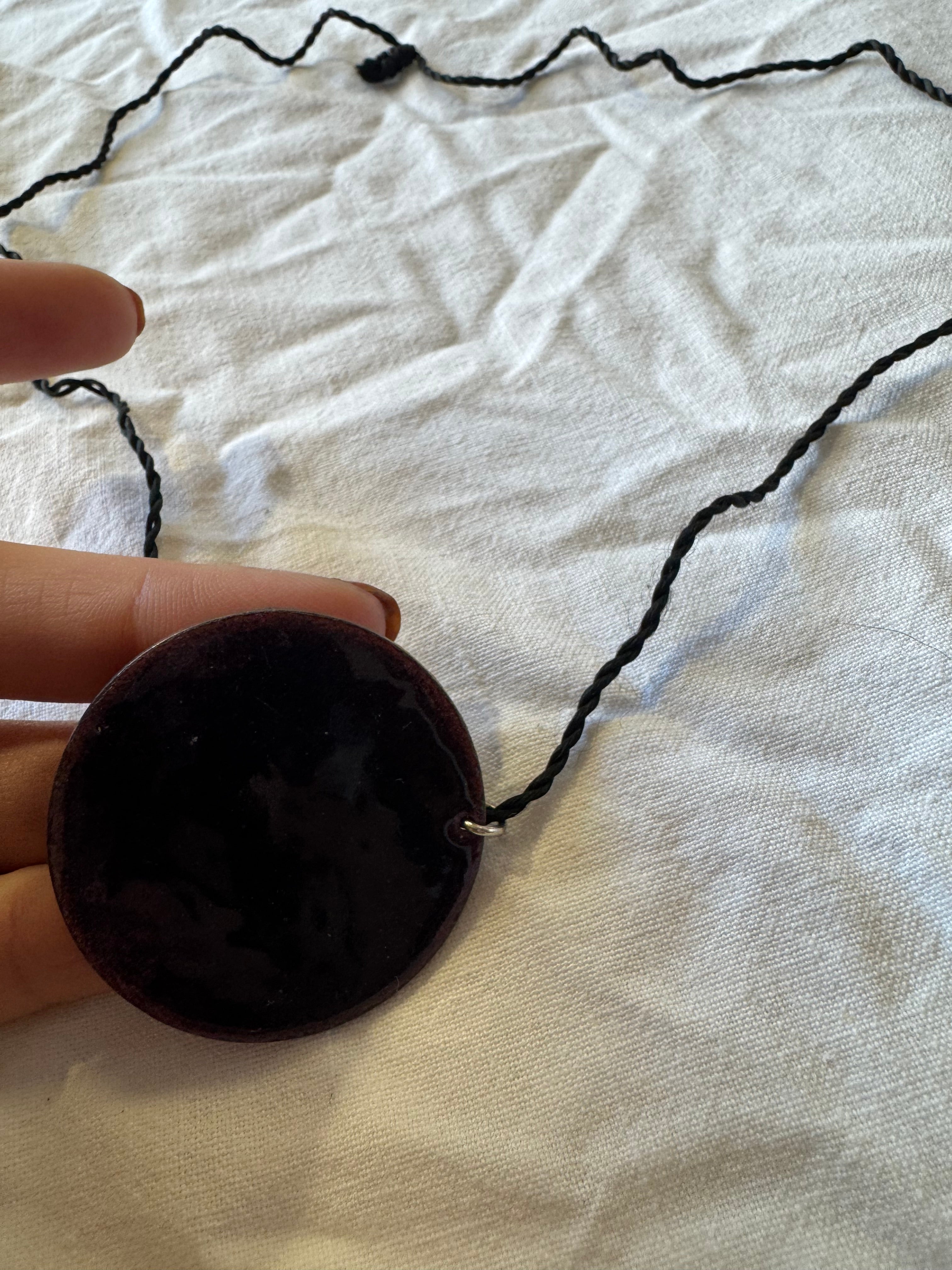 Collier émaillée violet