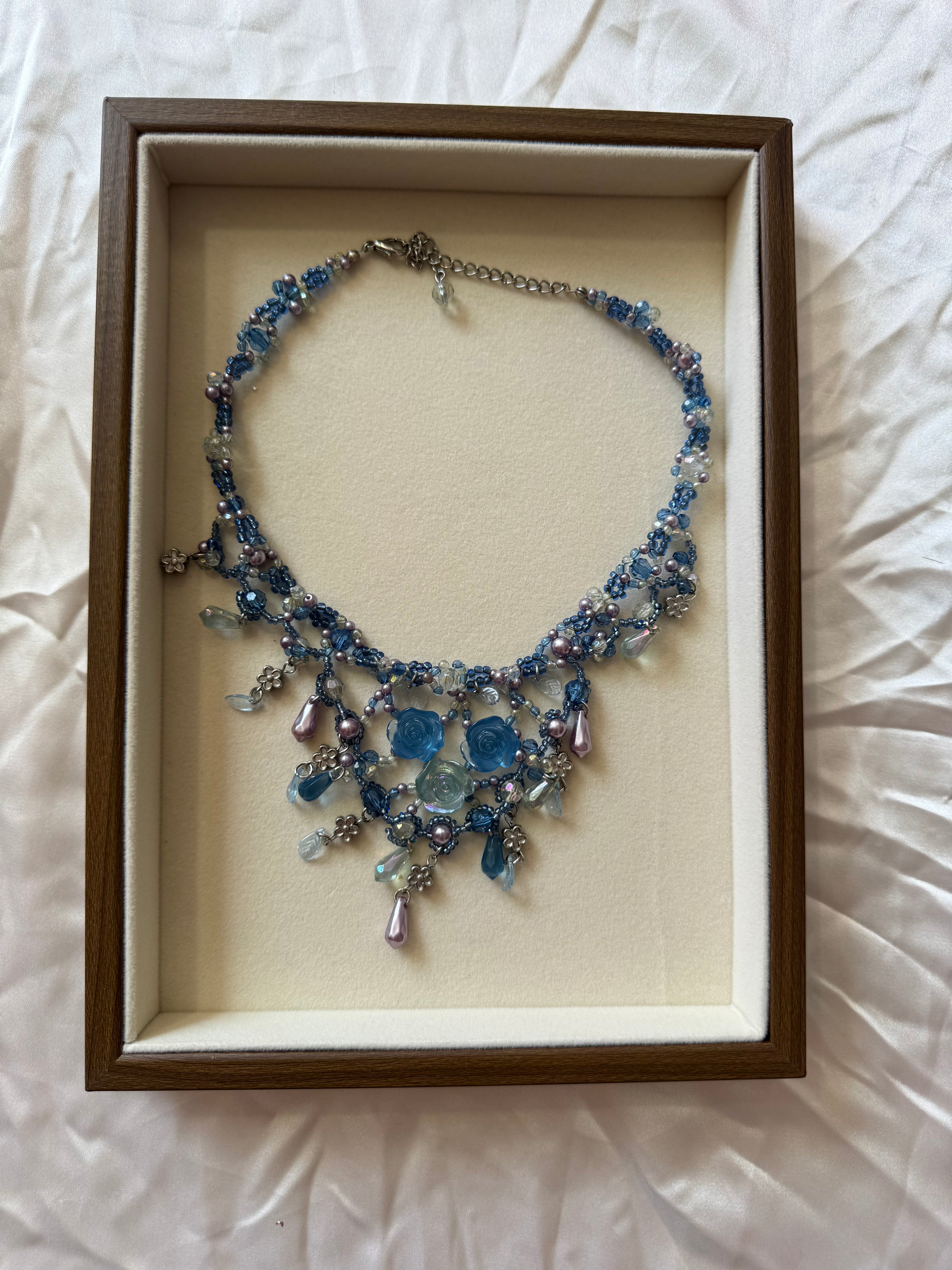 Collier bleu à fleurs