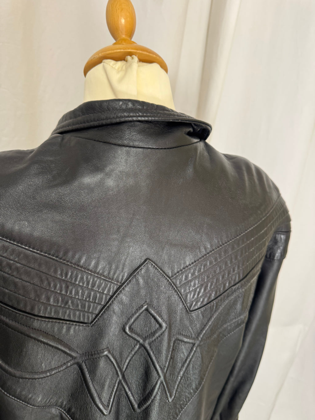 Veste en cuir brodée