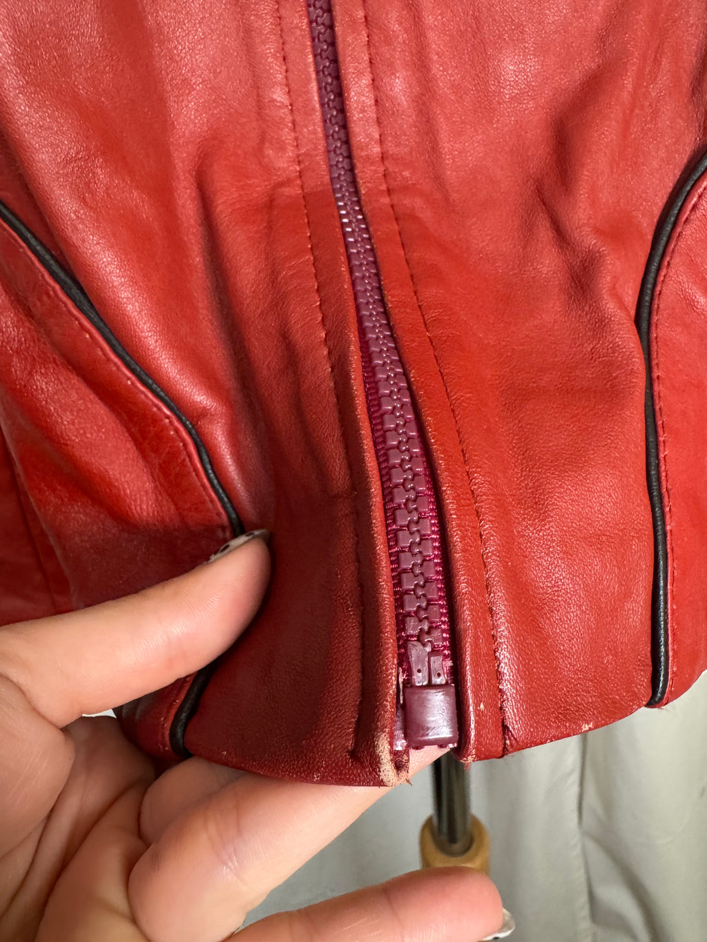 Veste en cuir rouge
