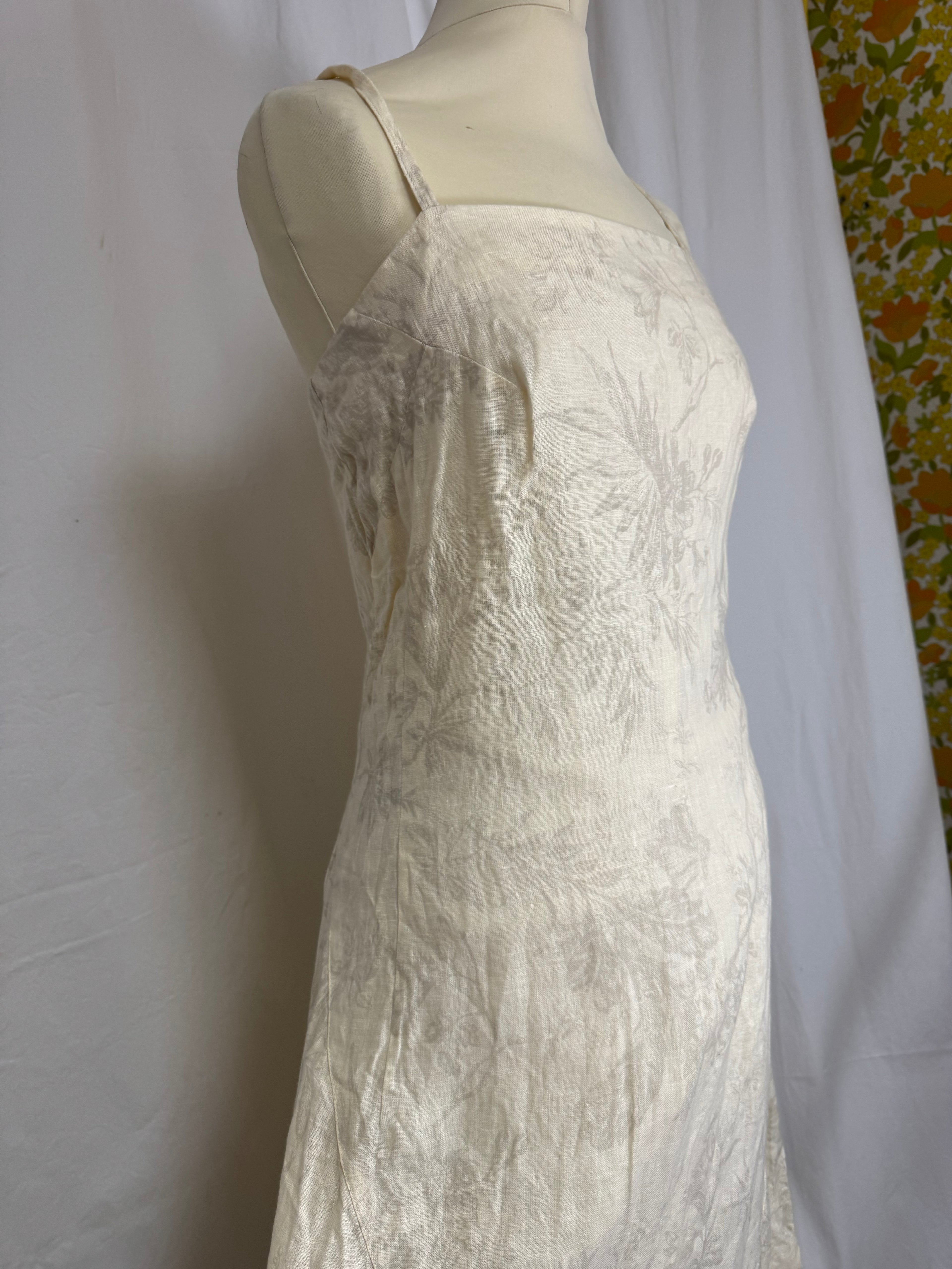 Robe beige à fleurs