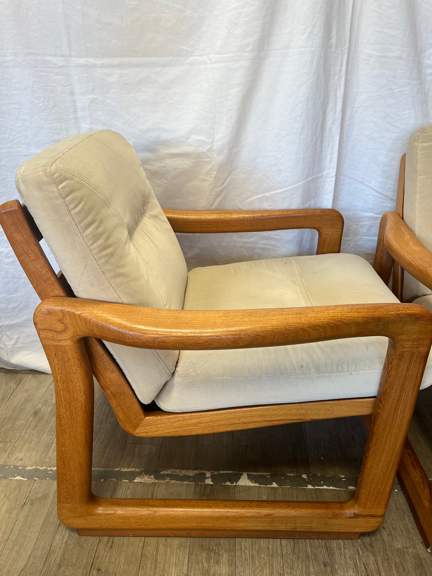 Paire de fauteuils scandinaves en teck massif 1970