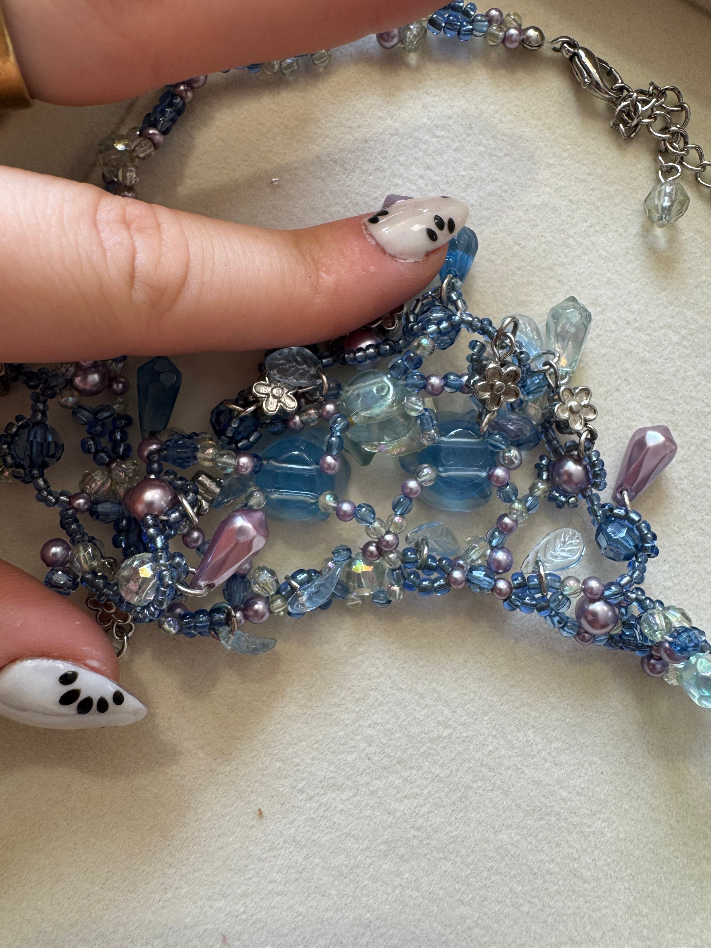 Collier bleu à fleurs