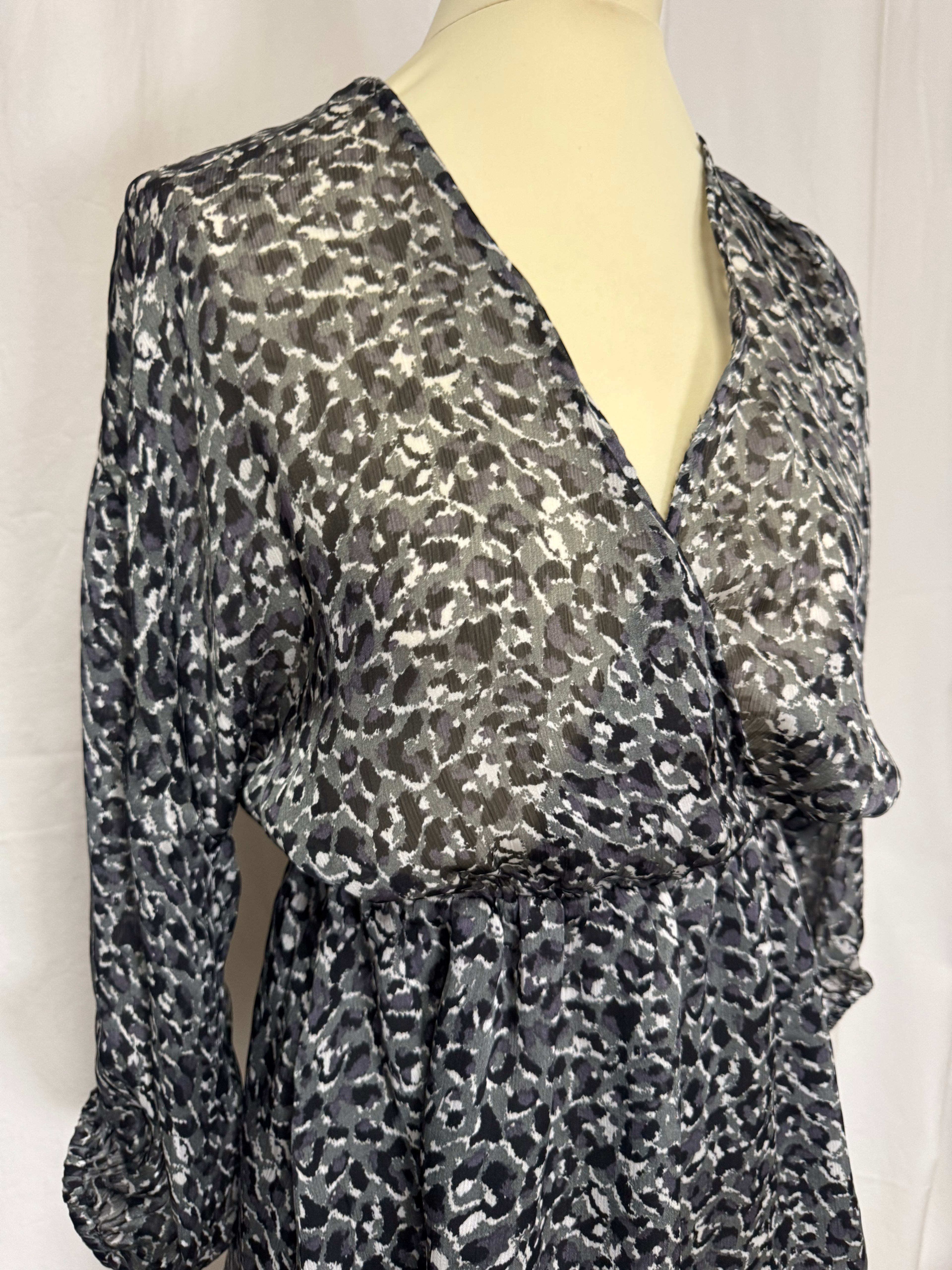 Robe léopard Mango