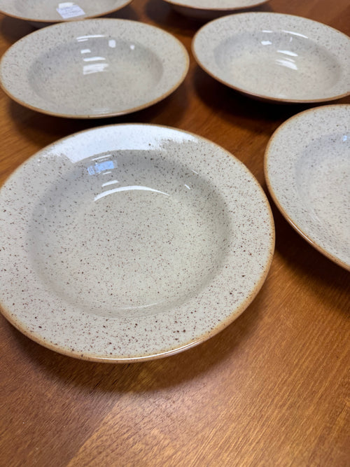 Assiettes creuses en céramique beige