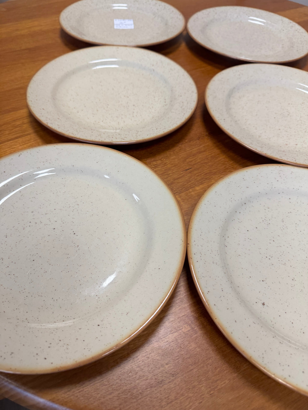 Assiettes plates en céramique beige