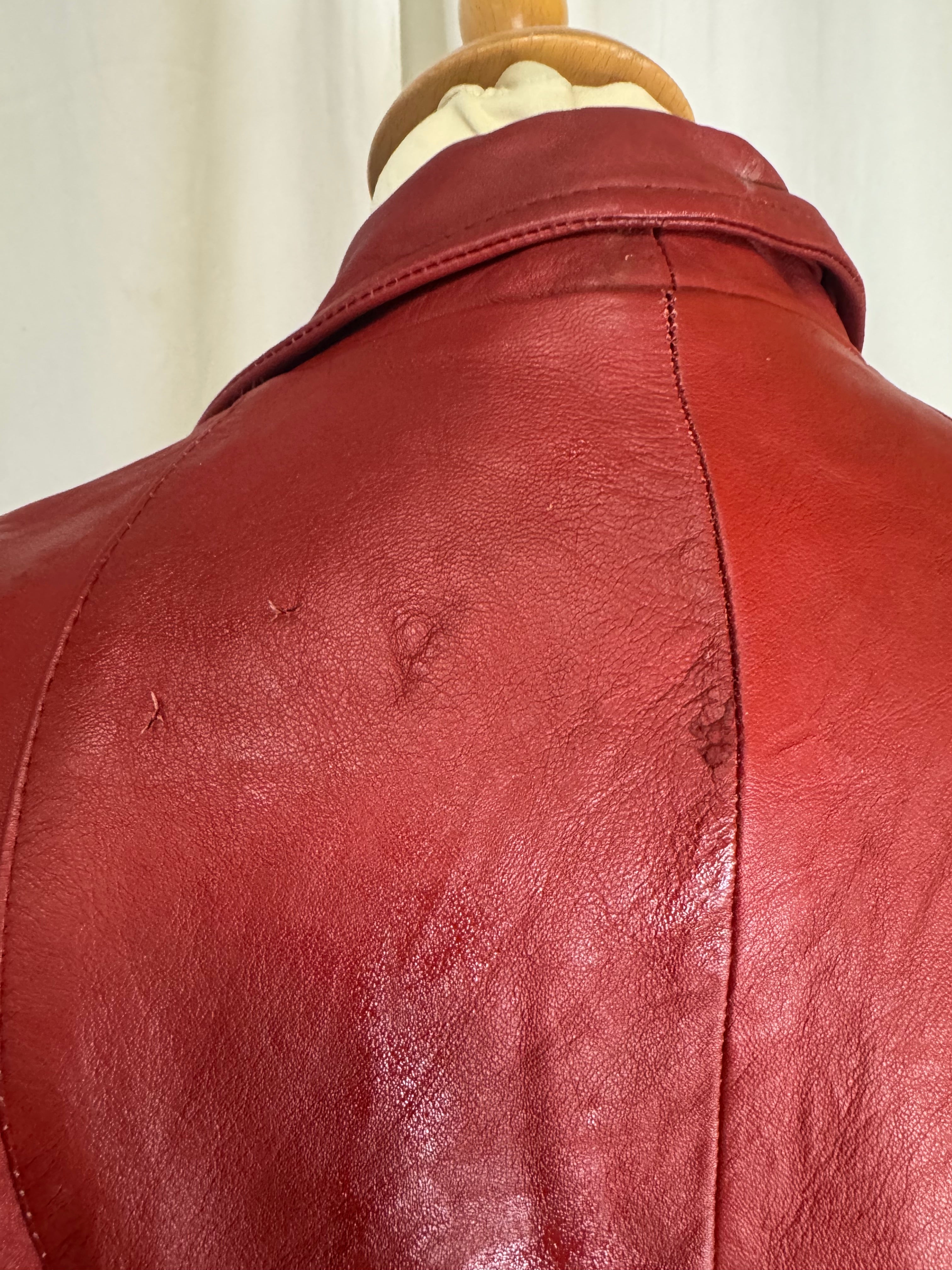 Veste en cuir rouge