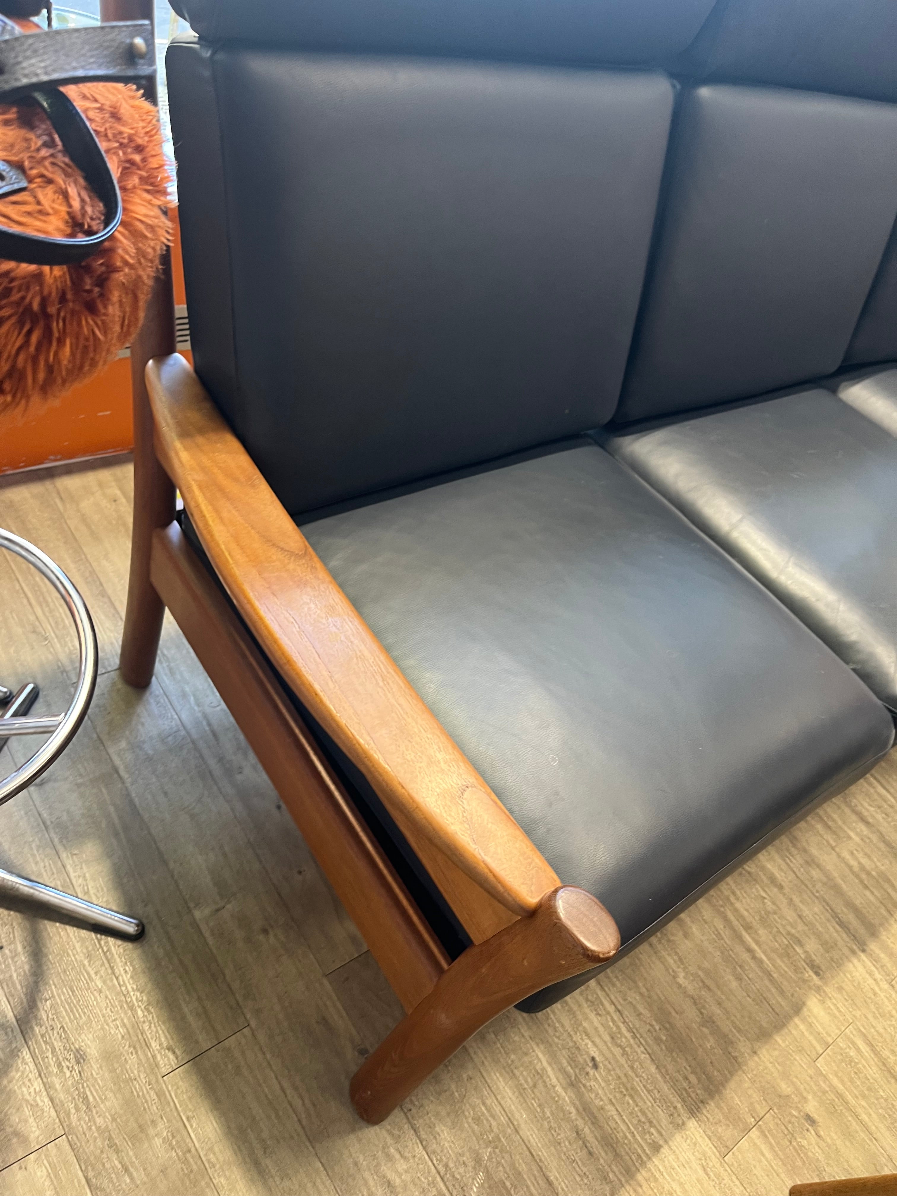 Banquette scandinave en teck massif et Skaï 1970