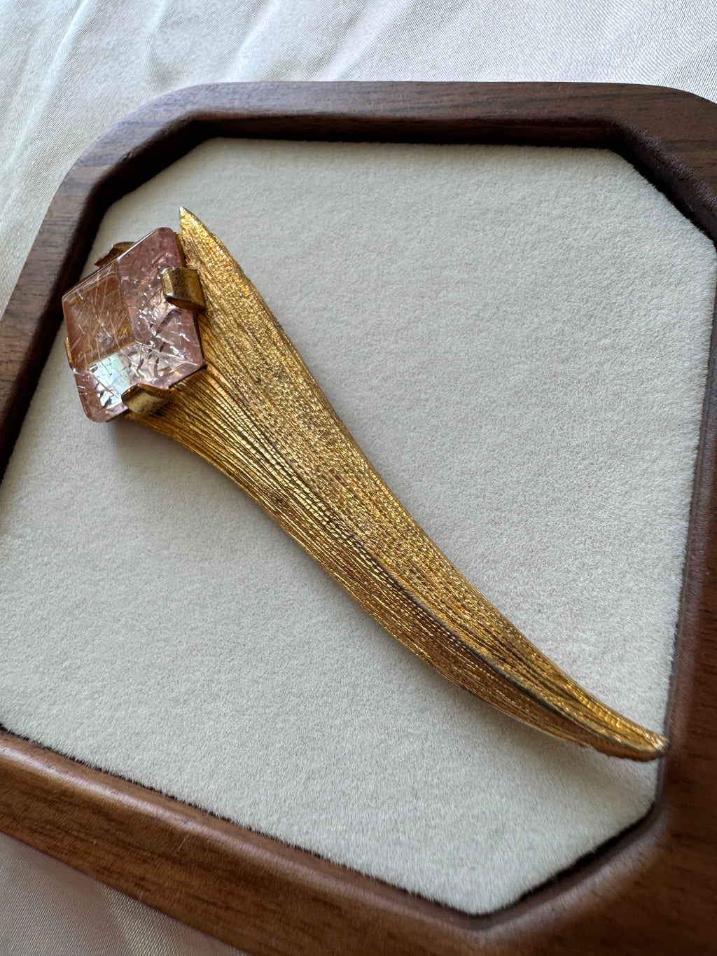 Broche métal doré