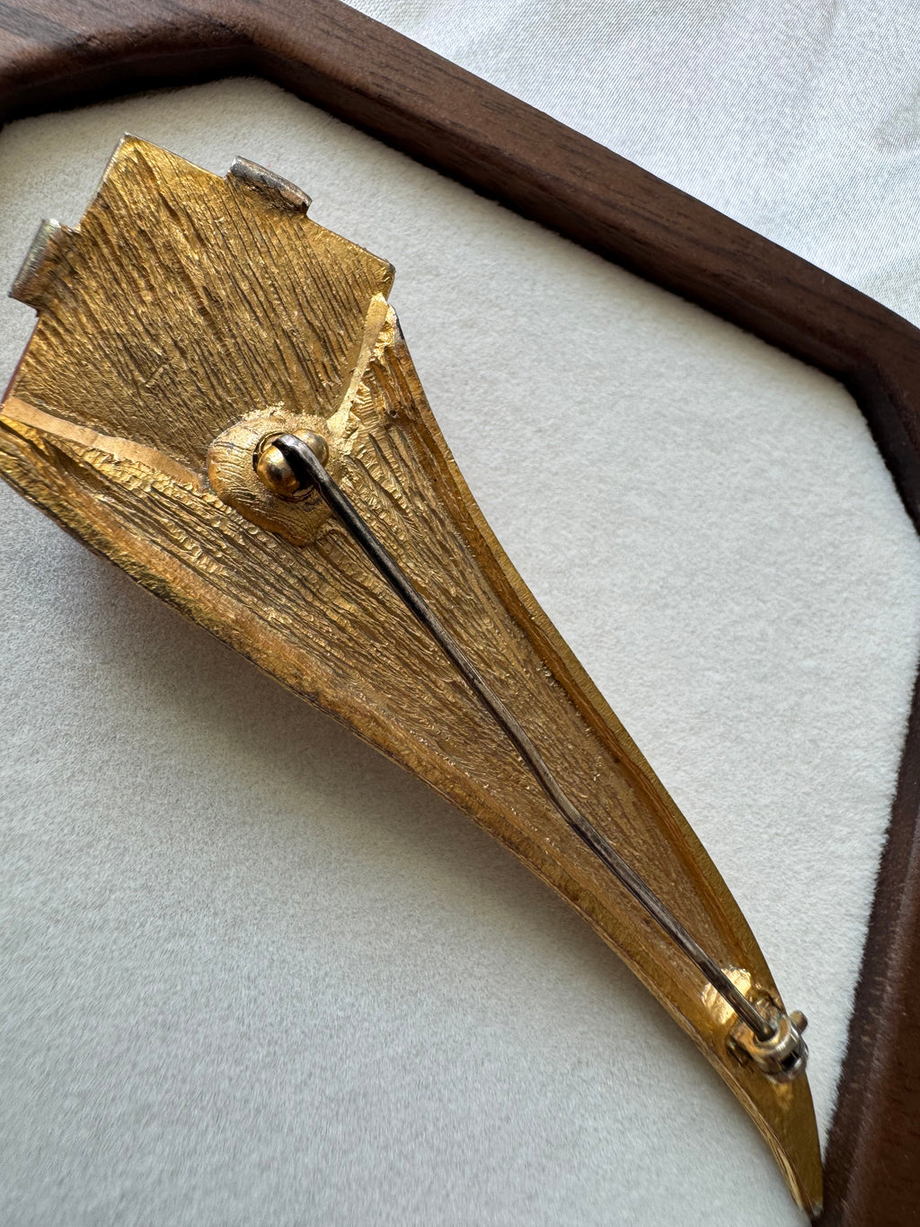 Broche métal doré