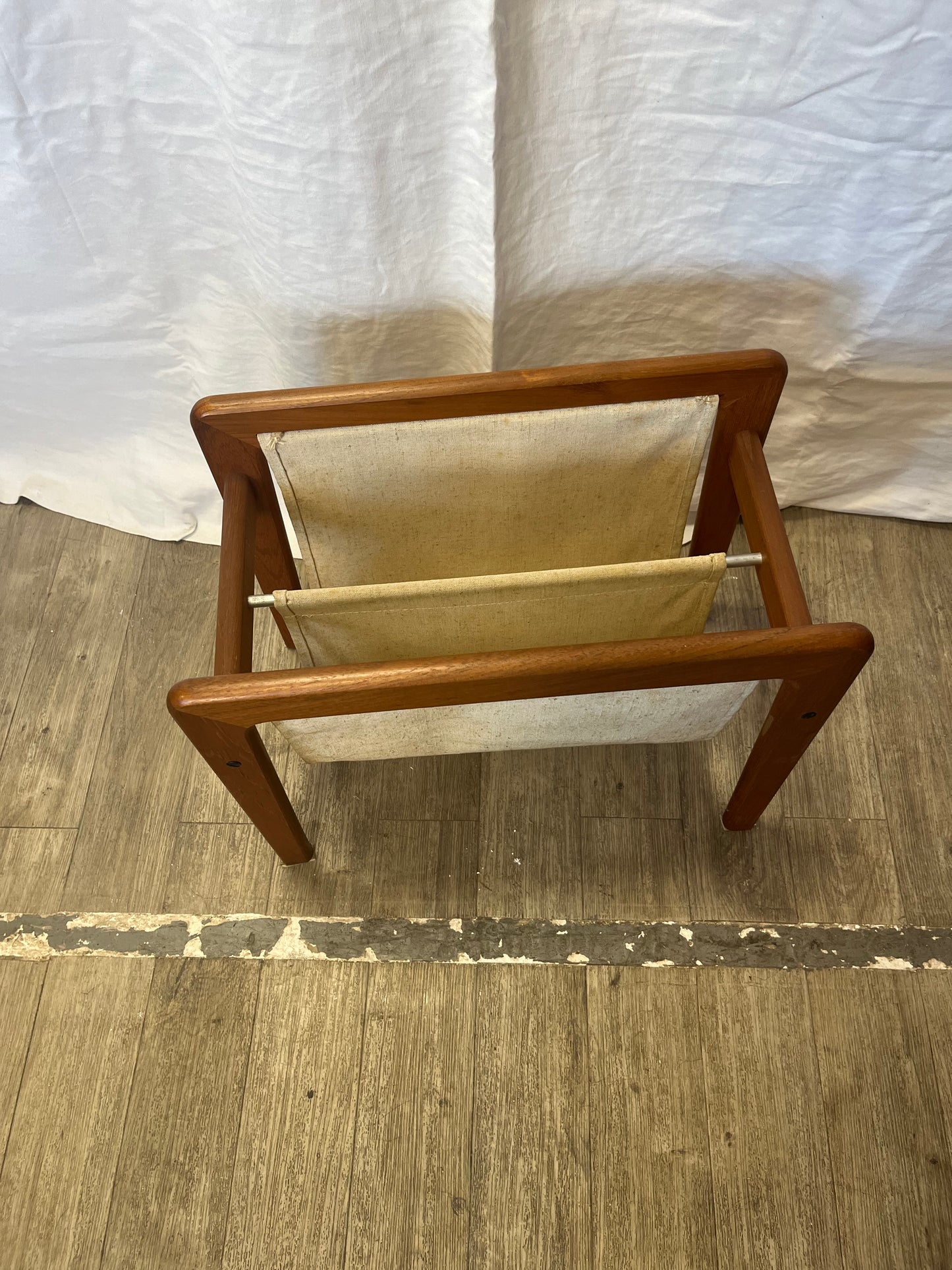 Porte revues scandinave en teck massif 1970