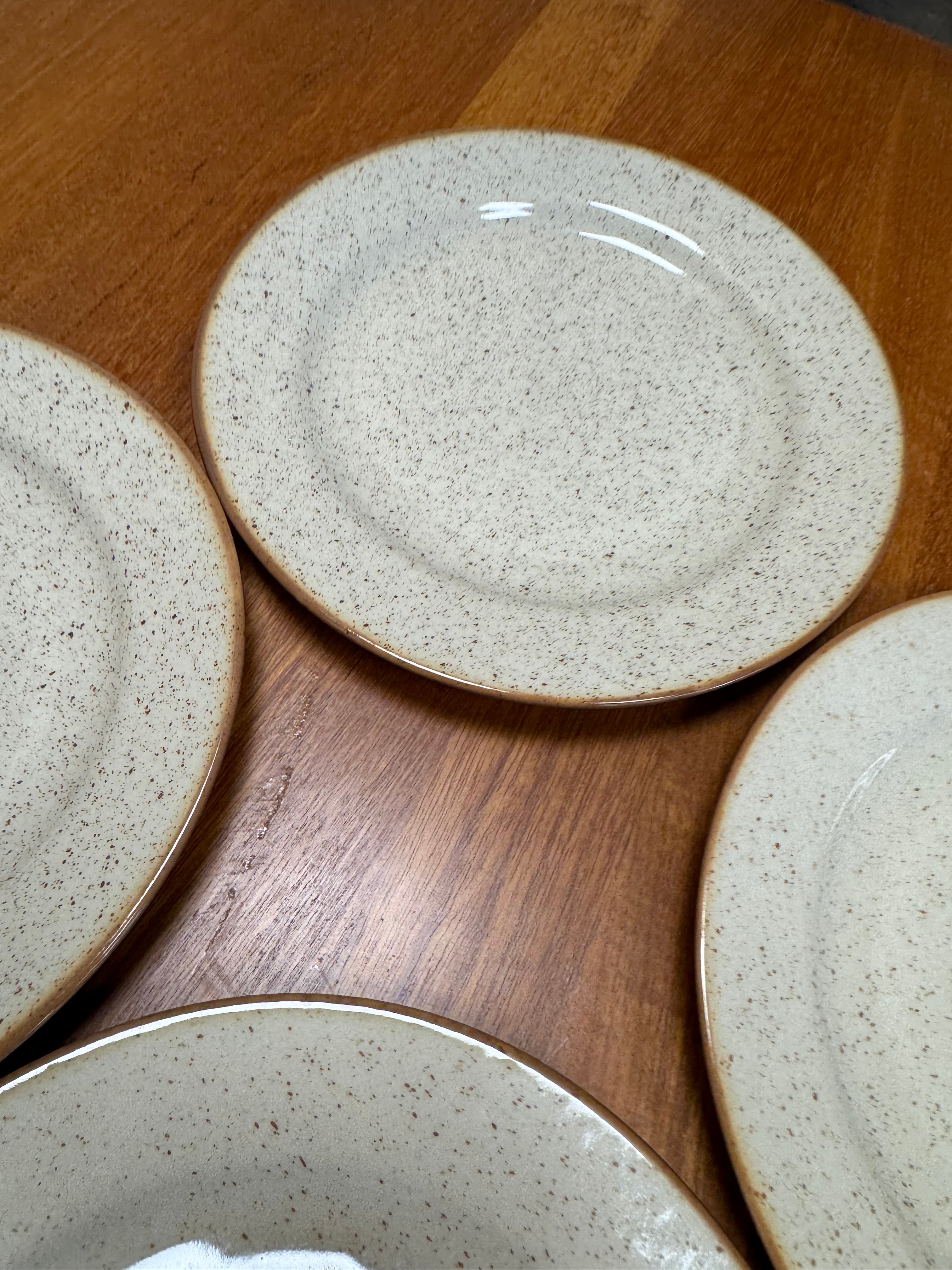 Assiettes plates en céramique beige