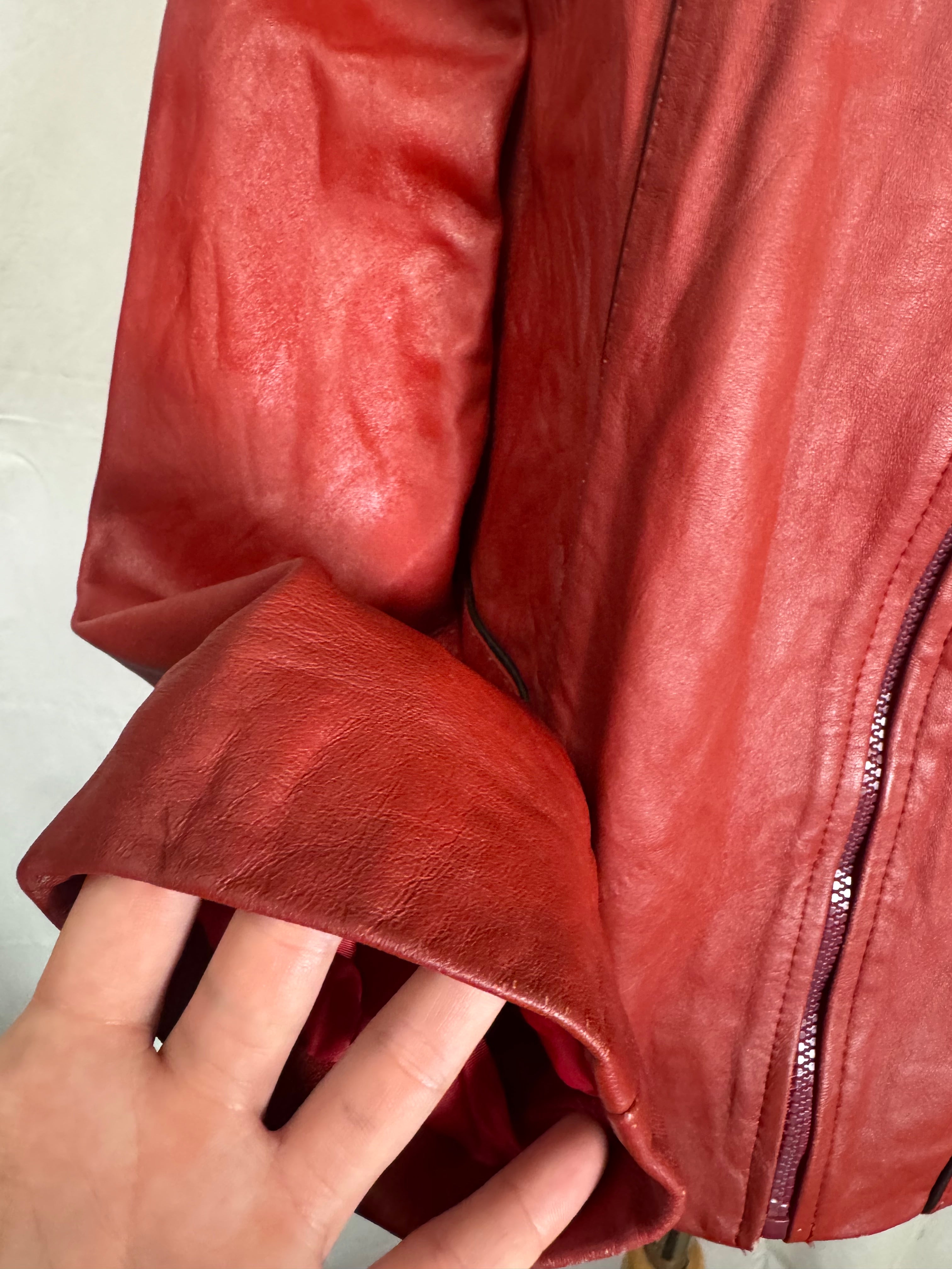 Veste en cuir rouge