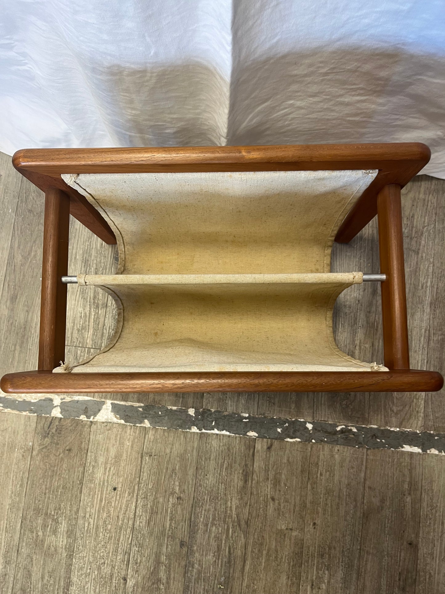 Porte revues scandinave en teck massif 1970