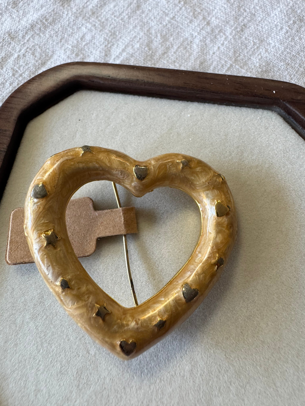 Broche en métal coeur