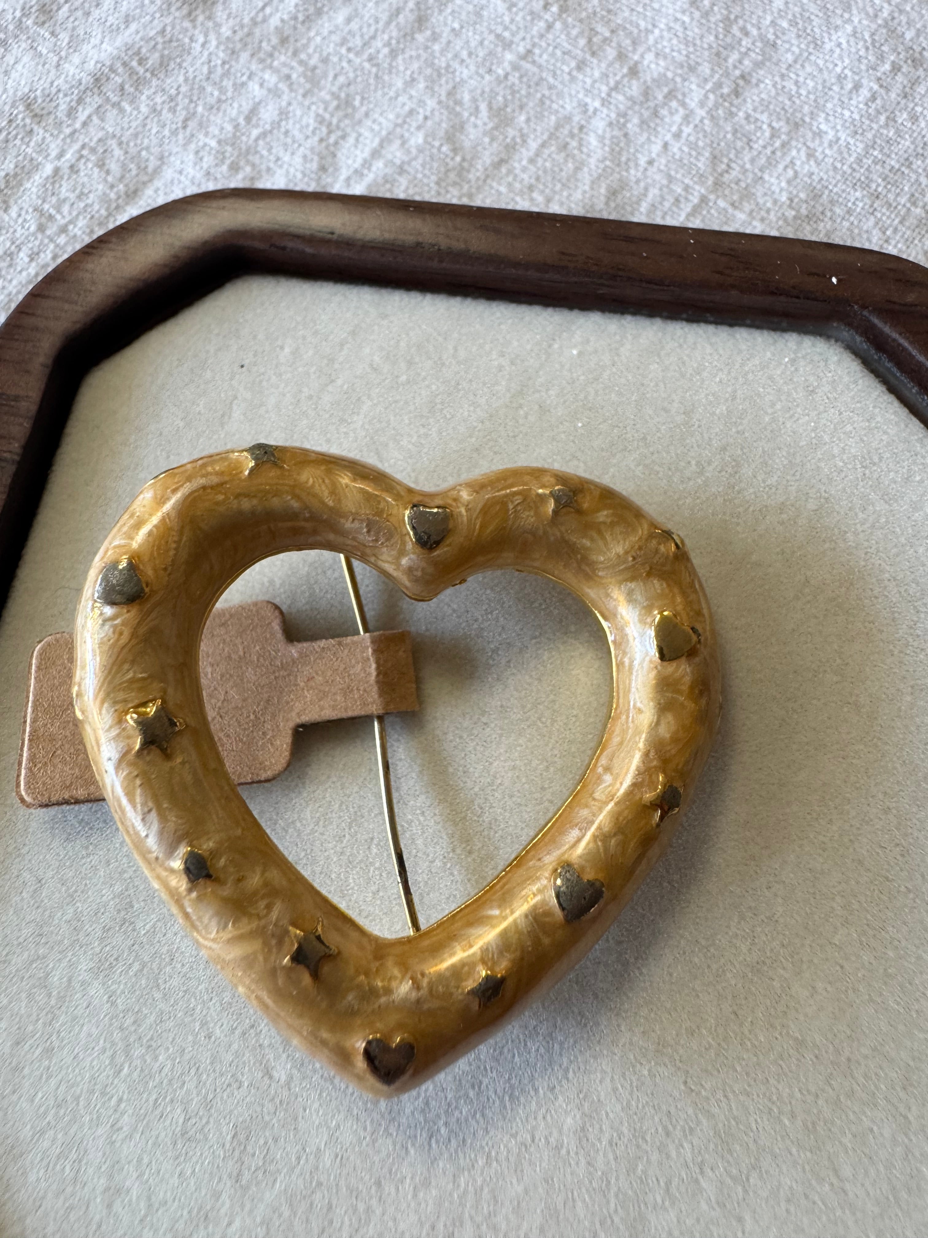 Broche en métal coeur