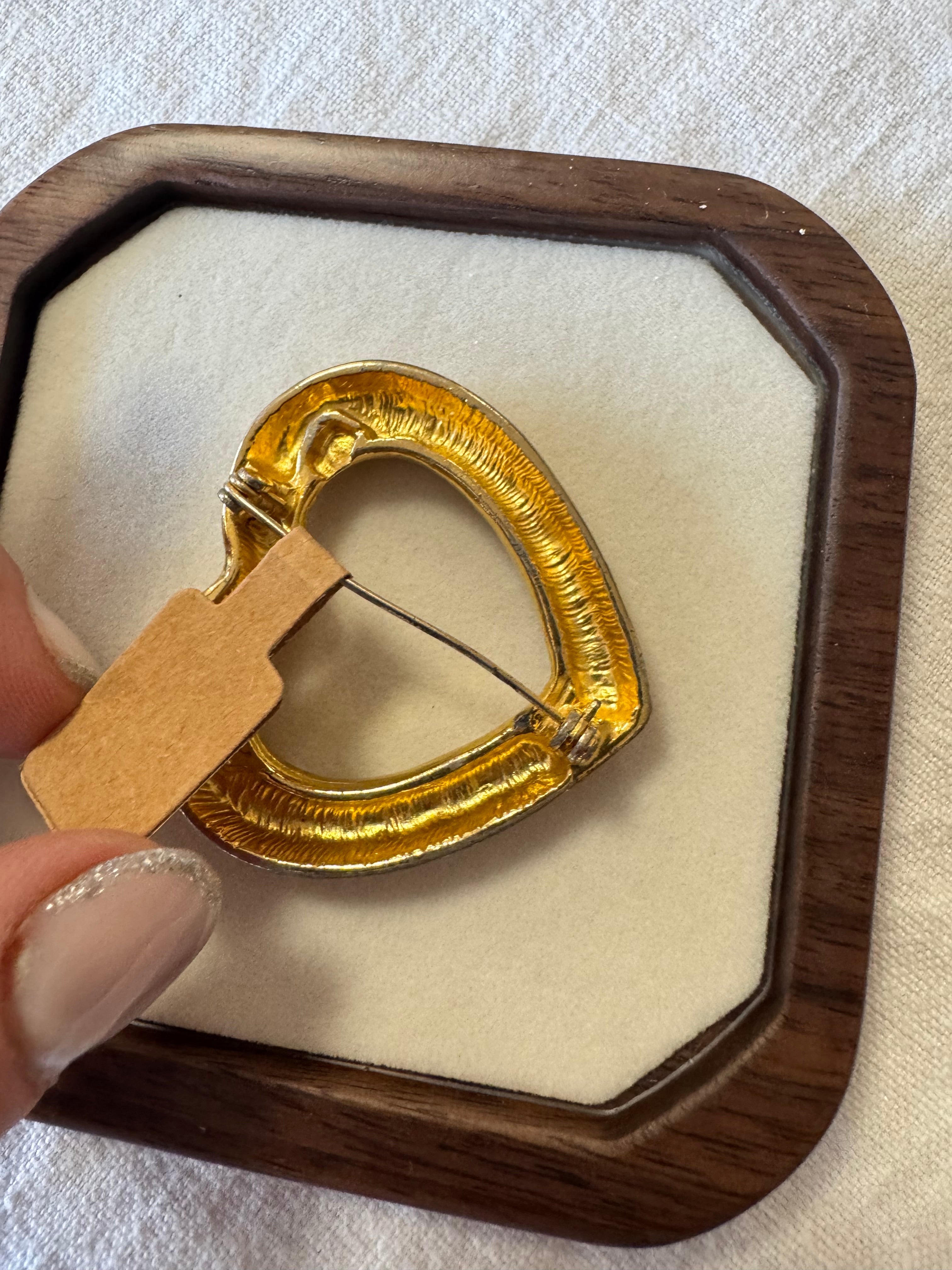 Broche en métal coeur