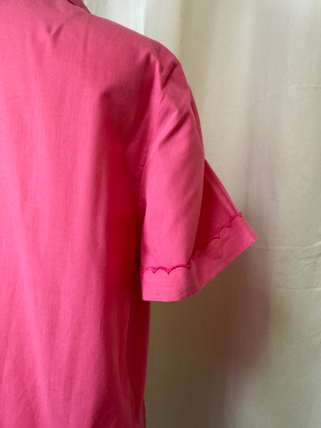 Chemise rose brodée