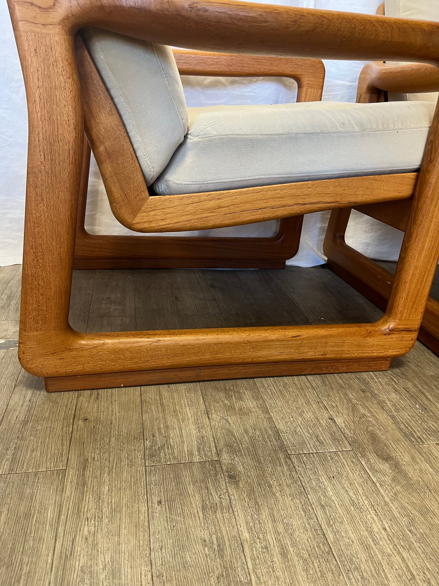 Paire de fauteuils scandinaves en teck massif 1970