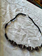 Collier noir en pierre