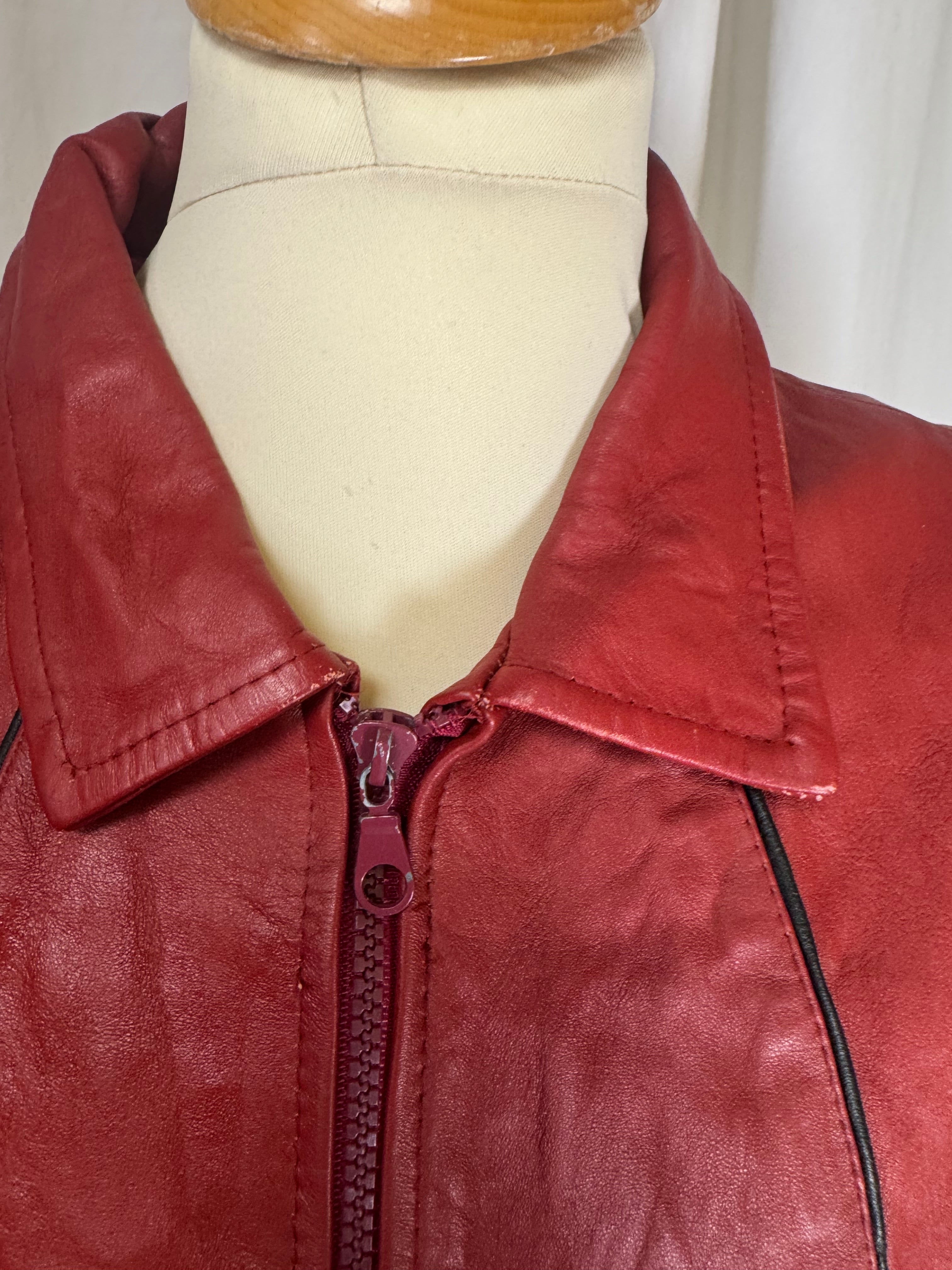 Veste en cuir rouge