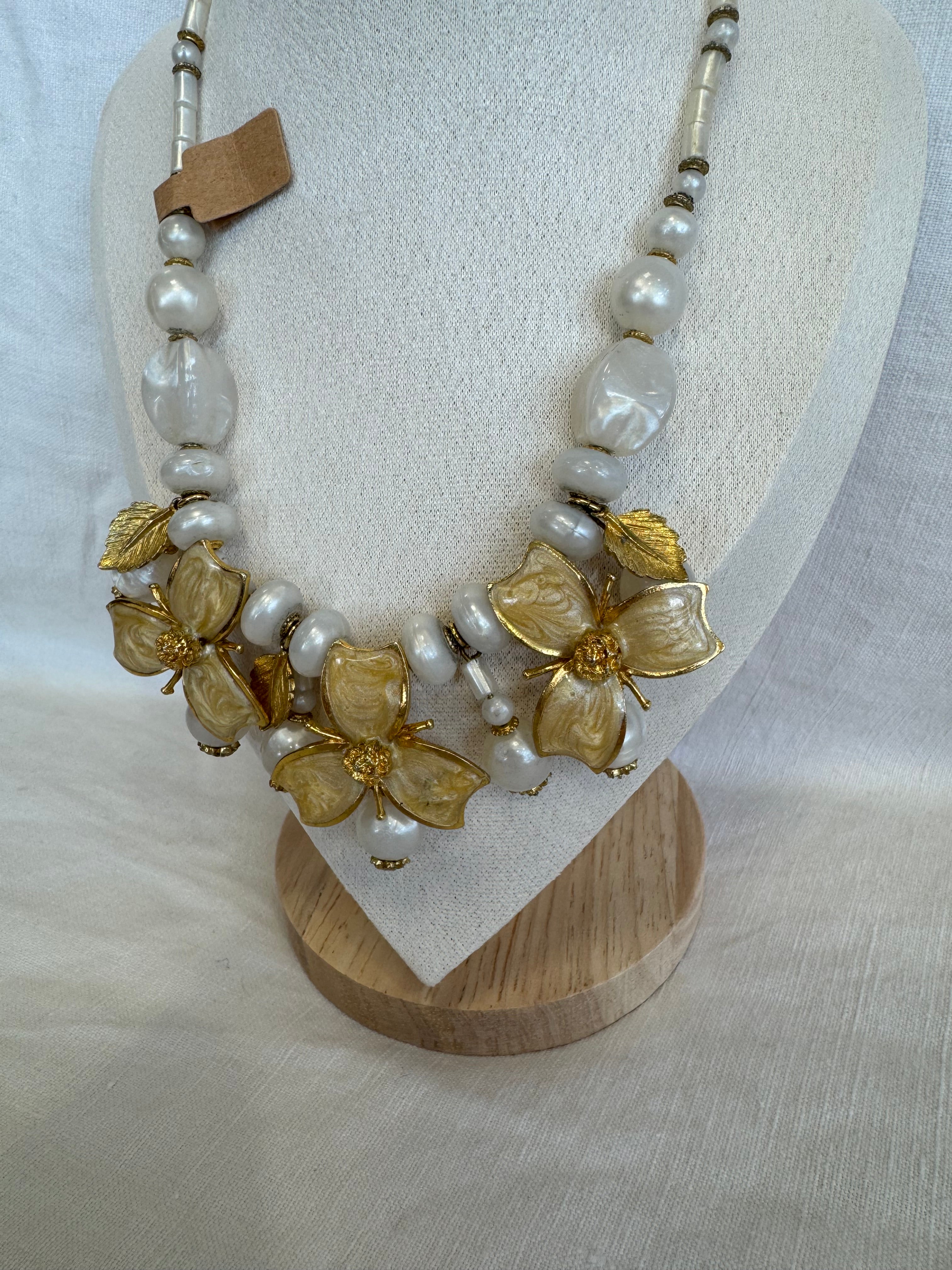 Collier fleurs pendantes