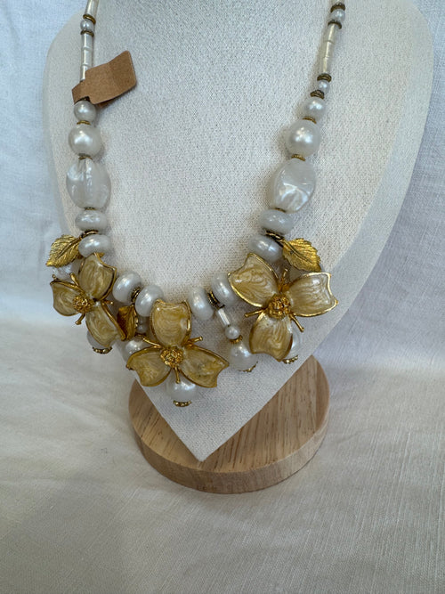 Collier fleurs pendantes