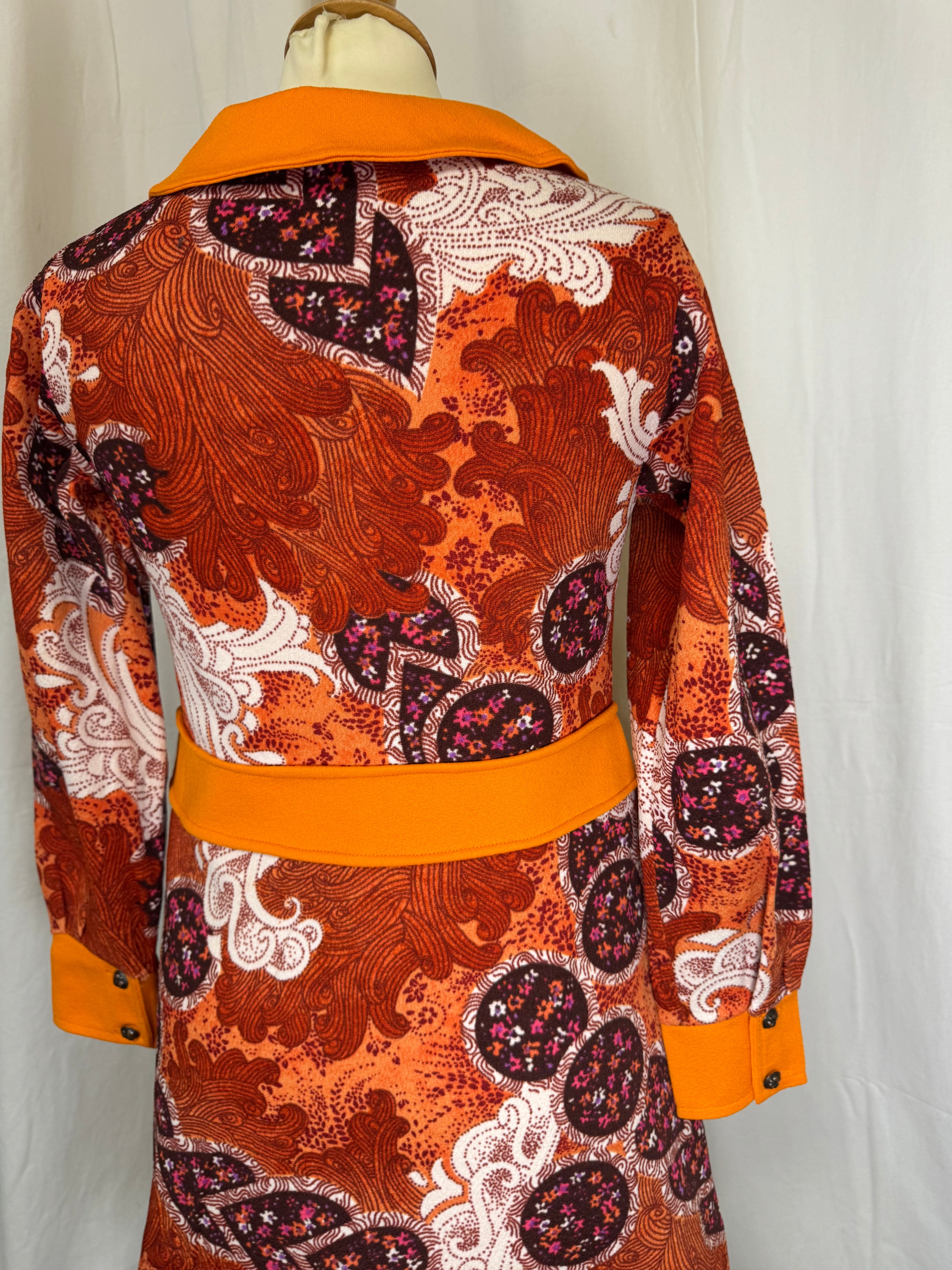 Robe courte à fleurs 70s
