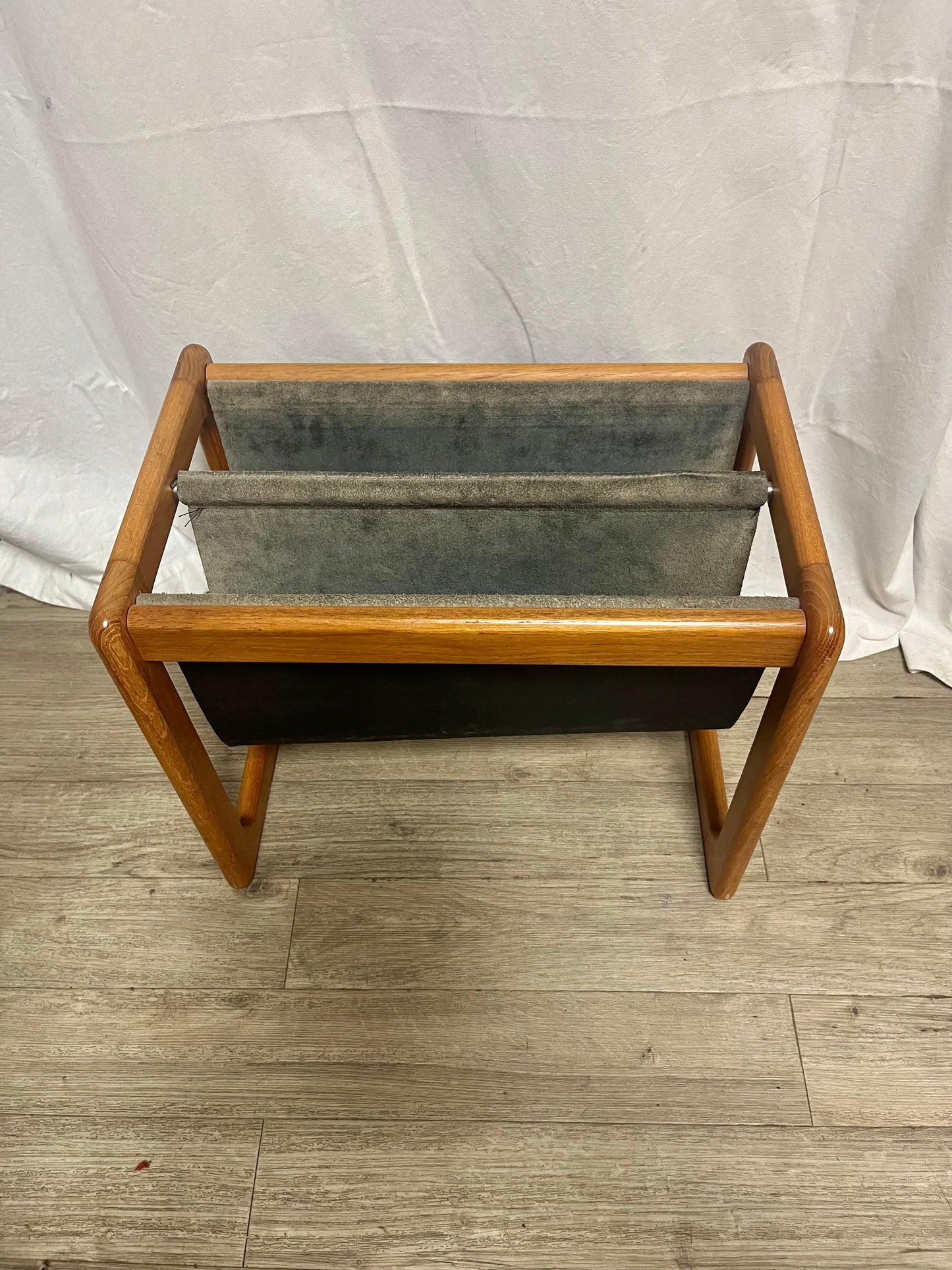 Porte-revues scandinave en teck massif et cuir Aksel Kjesgaard 1970