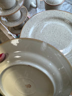 Assiettes plates en céramique beige