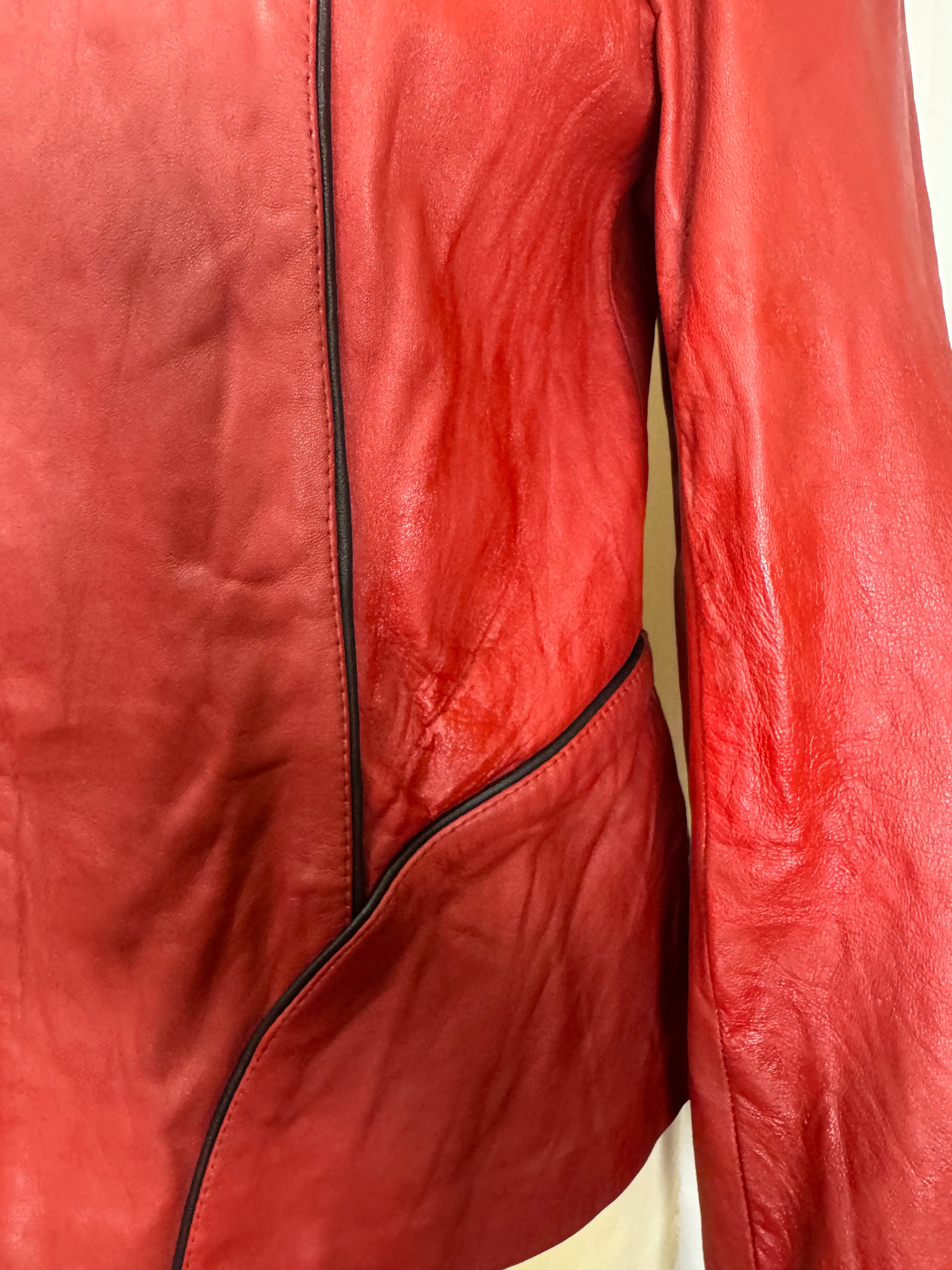 Veste en cuir rouge